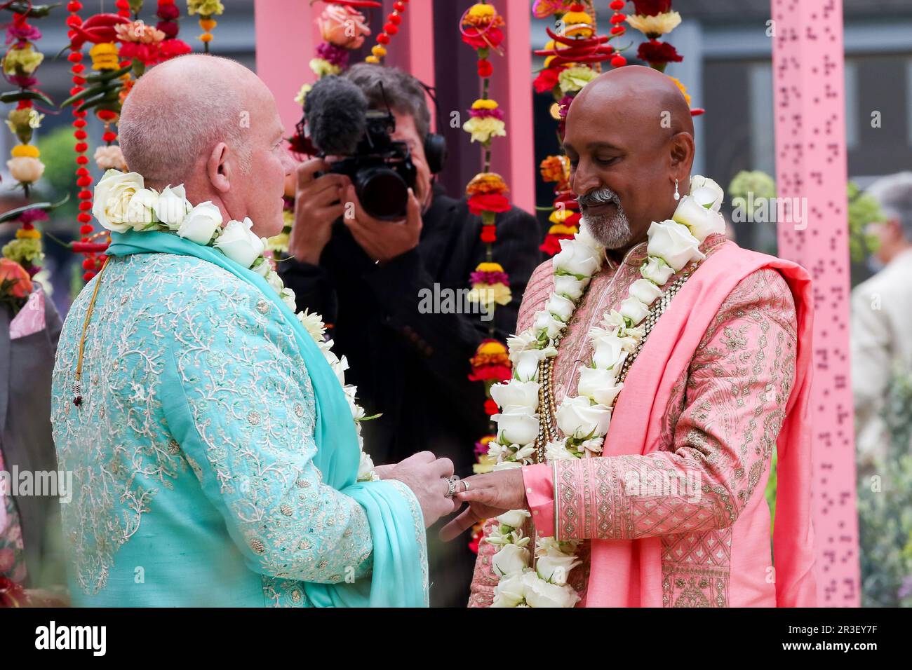 Manoj Malde e Clive Gillmor scambiano gli anelli di nozze. La cerimonia di nozze del presentatore del The Your Garden Made Perfect della BBC e del Garden of the Year di Channel 4, Manoj Malde e Clive Gillmor dei Couture Gardens, si svolge al Chelsea Flower Show, una prima edizione della storia di 110 anni dell'evento. Il matrimonio si svolge nella RHS e nell'Eastern Eye Garden of Unity, che è decorato con uno schema di colori di marigolds arancione e rosa utilizzati nel culto indù. Foto Stock