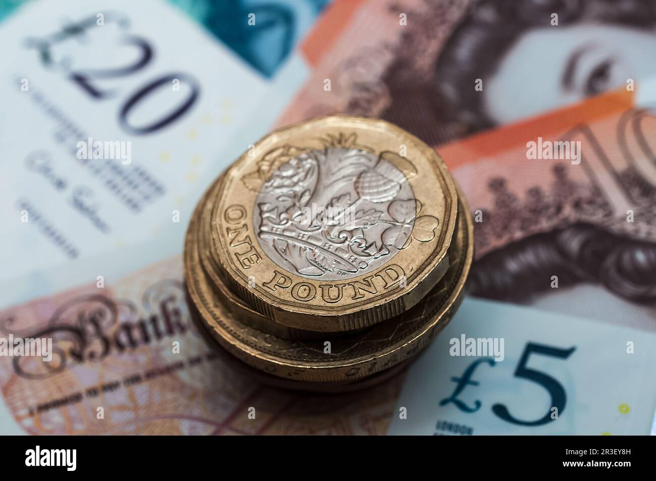 Banconote e monete in sterline britanniche Foto Stock