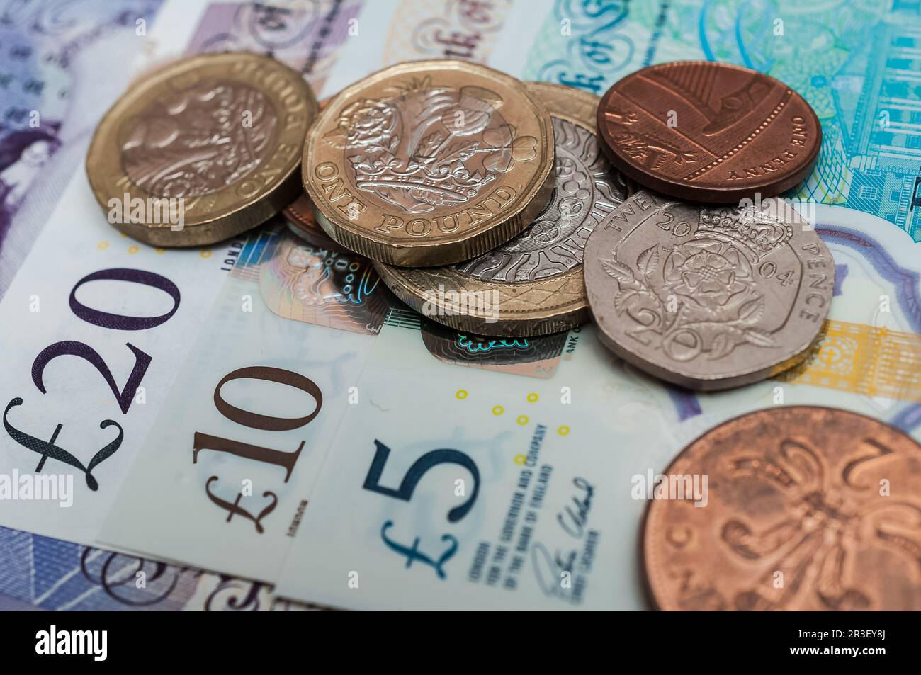 Banconote e monete in sterline britanniche Foto Stock