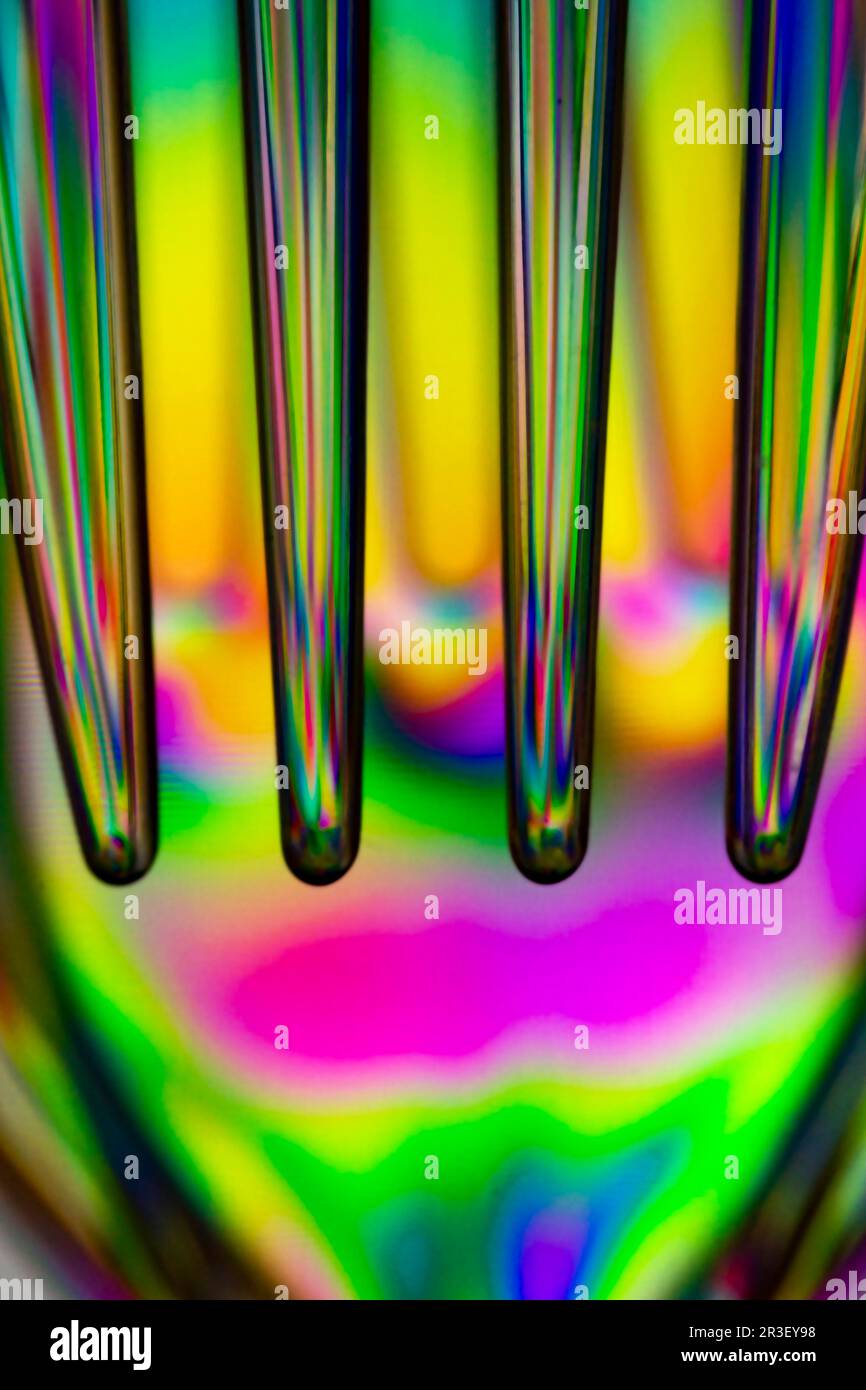 Luce polarizzata attraverso l'astratto di utensili in plastica trasparente Foto Stock
