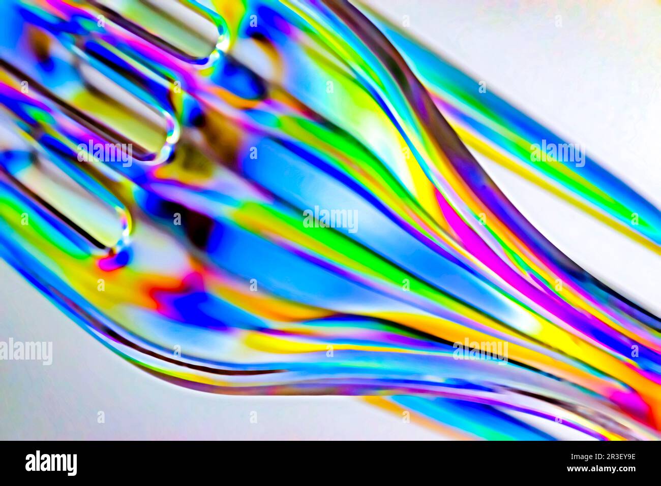 Luce polarizzata attraverso l'astratto di utensili in plastica trasparente Foto Stock