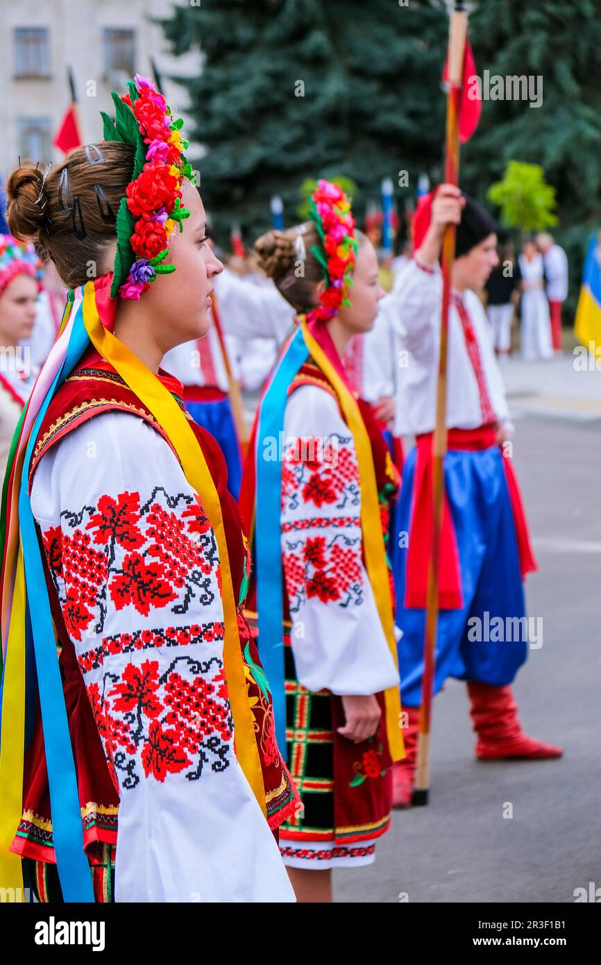 Kiev, Ucraina 2021 luglio - abbigliamento nazionale ucraino - ricami. Giovani in camicie ricamate. Etnografico ucraino Foto Stock
