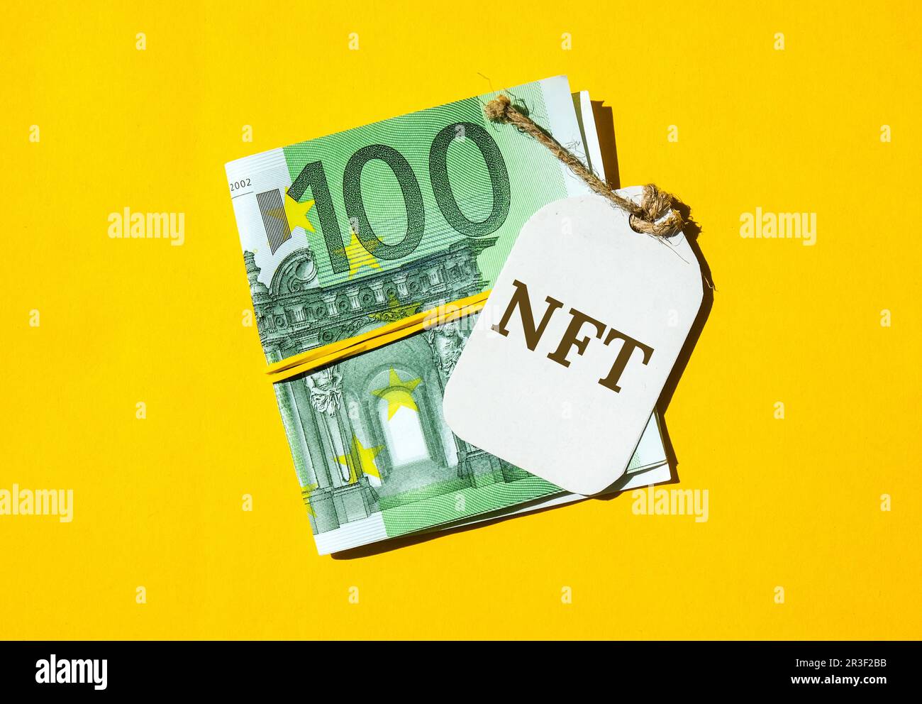 Testo token non fungibile NFT. Concetto parole chiave NFT non fungibile su carta vuota. Contesto delle fatture in euro. Grido di asset Blockchain Foto Stock