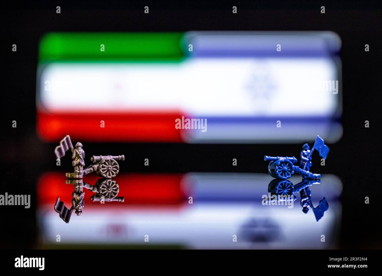 Immagine concettuale della guerra tra Israele e Iran utilizzando soldati giocattolo e bandiere nazionali Foto Stock