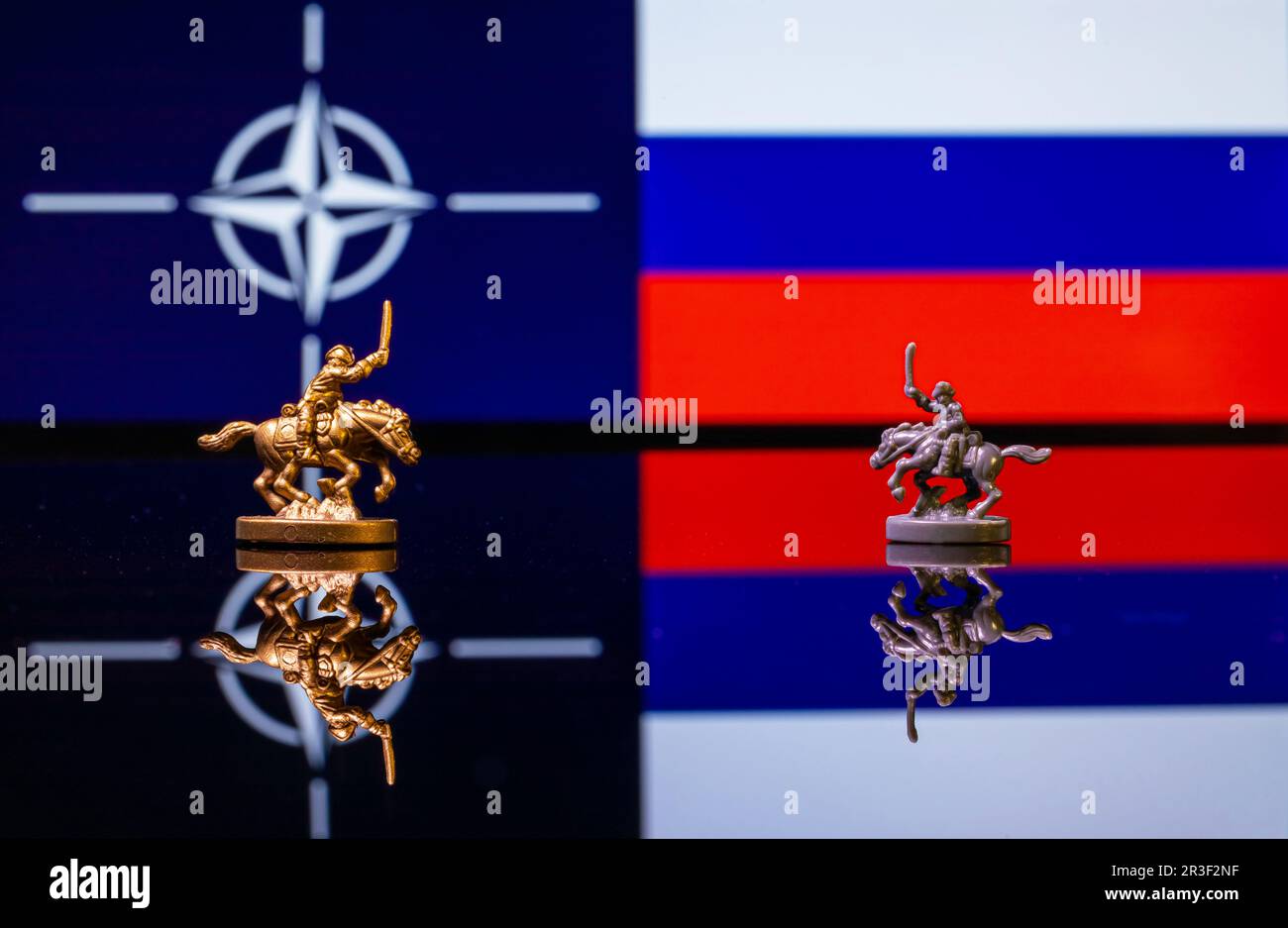 Immagine concettuale di una guerra tra Russia e NATO che usa soldati giocattolo e bandiere nazionali Foto Stock