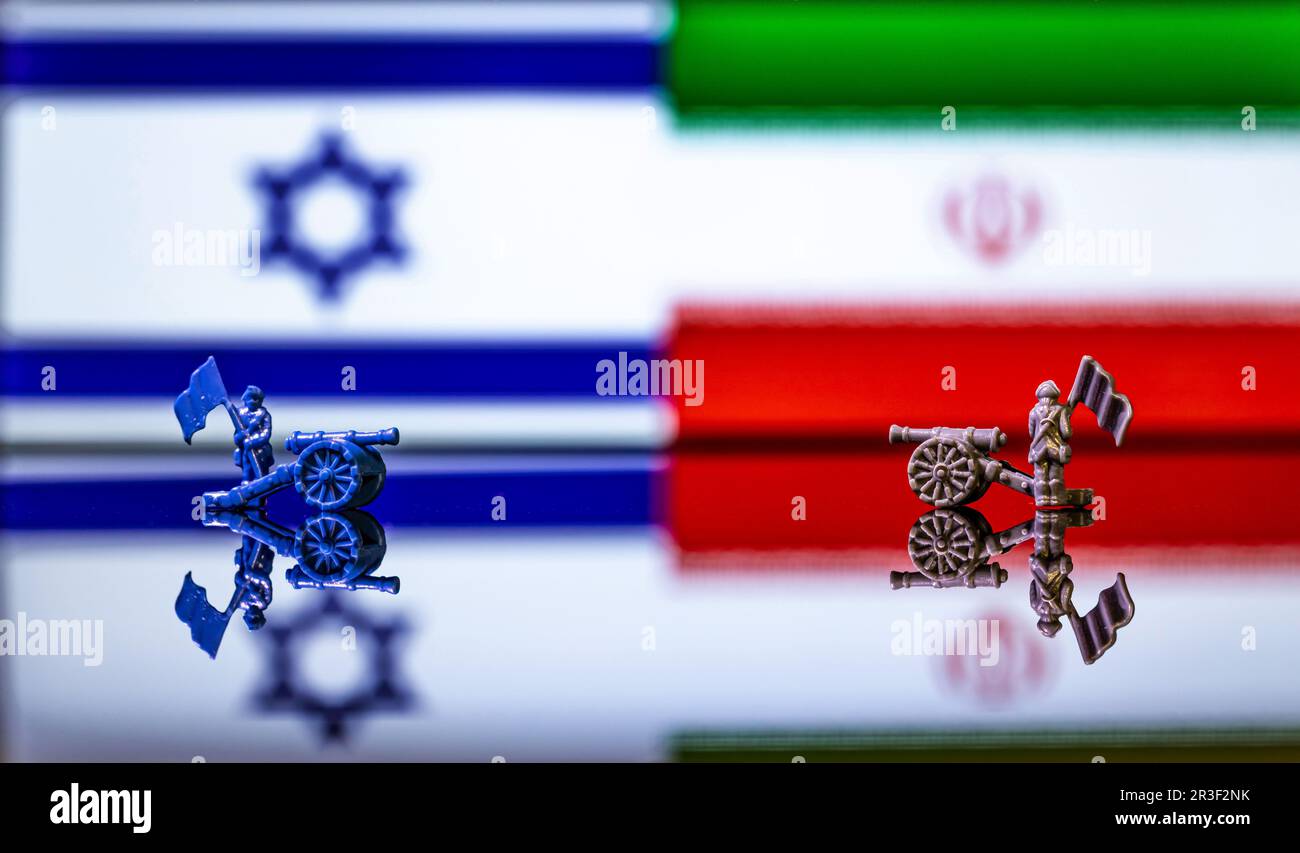 Immagine concettuale della guerra tra Israele e Iran utilizzando soldati giocattolo e bandiere nazionali Foto Stock