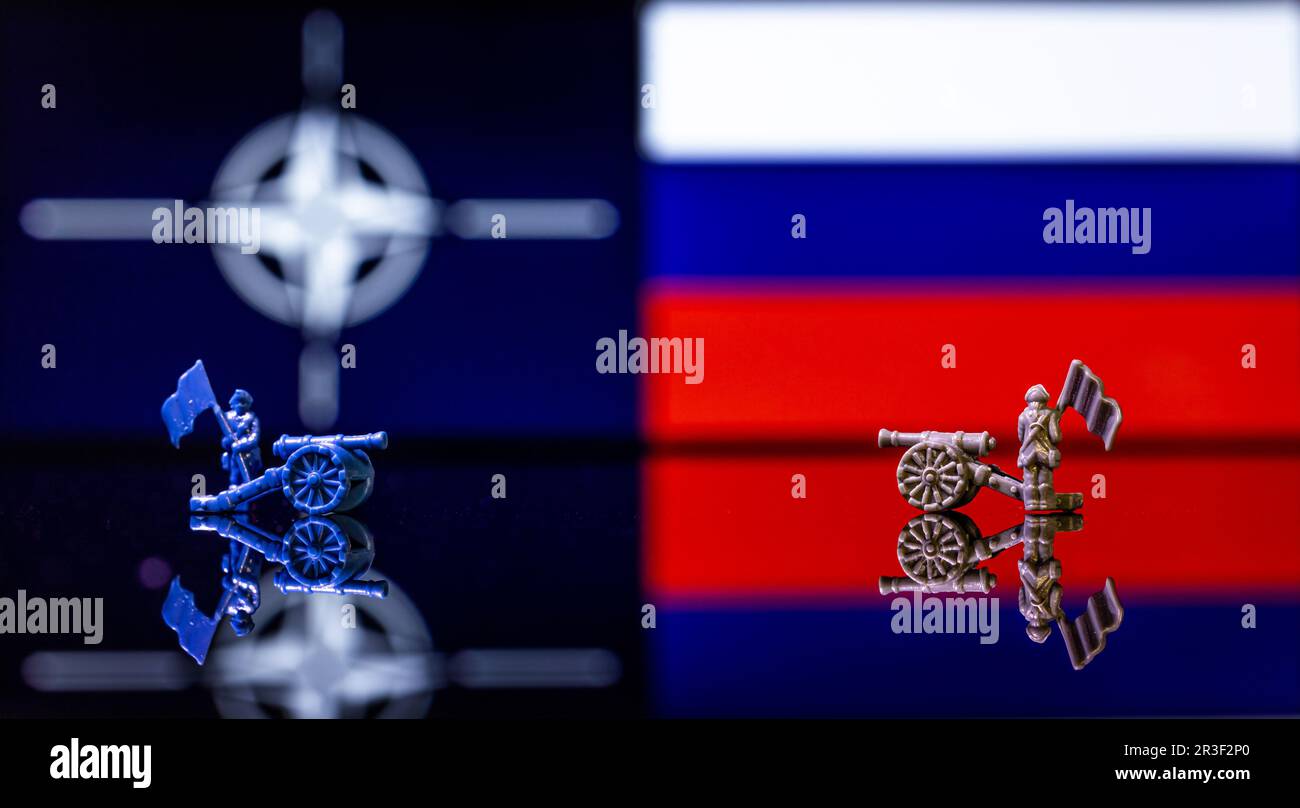 Immagine concettuale di una guerra tra Russia e NATO che usa soldati giocattolo e bandiere nazionali Foto Stock