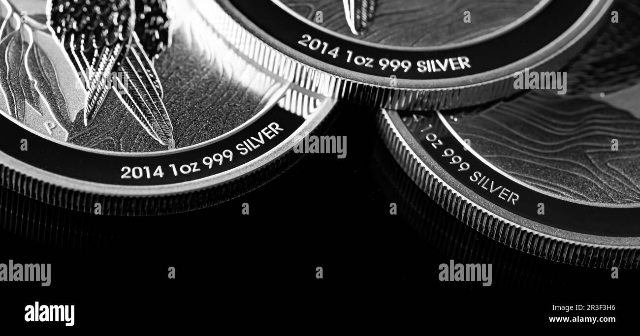 Primo piano di Silver Bullion Coin su uno sfondo a specchio nero Foto Stock