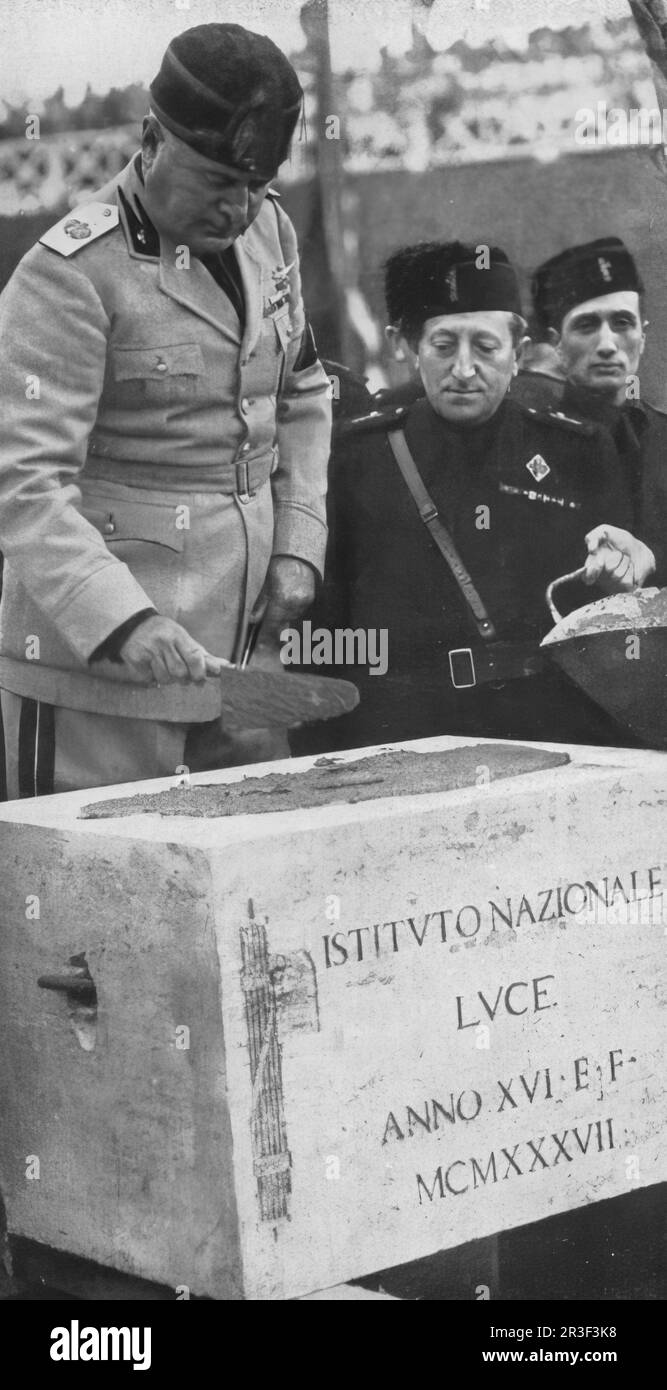 Il dittatore italiano Benito Mussolini inaugurerà la costruzione del famoso Istituto luce, un potente strumento di propaganda del regime fascista Foto Stock