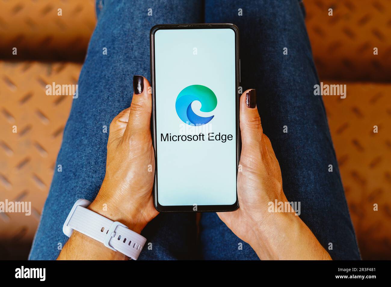 In questa immagine, il logo Microsoft Edge viene visualizzato sullo schermo dello smartphone. Foto Stock
