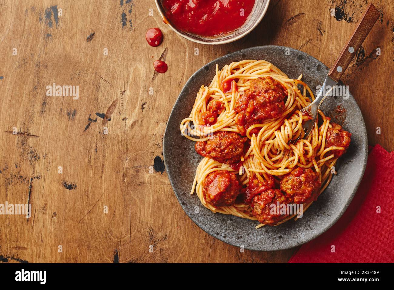 Spaghetti con polpette e salsa di pomodoro. Deliziose polpette di spaghetti fatte in casa Foto Stock