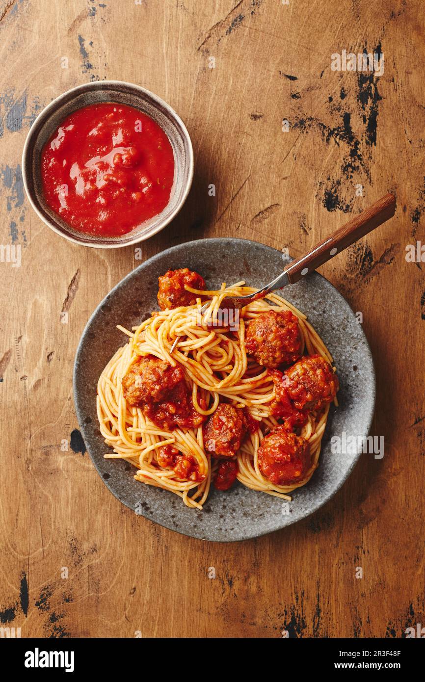 Spaghetti con polpette e salsa di pomodoro. Deliziose polpette di spaghetti fatte in casa Foto Stock