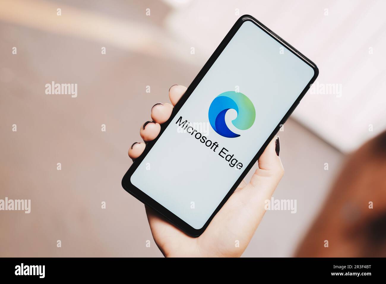 In questa immagine, il logo Microsoft Edge viene visualizzato sullo schermo dello smartphone. Foto Stock
