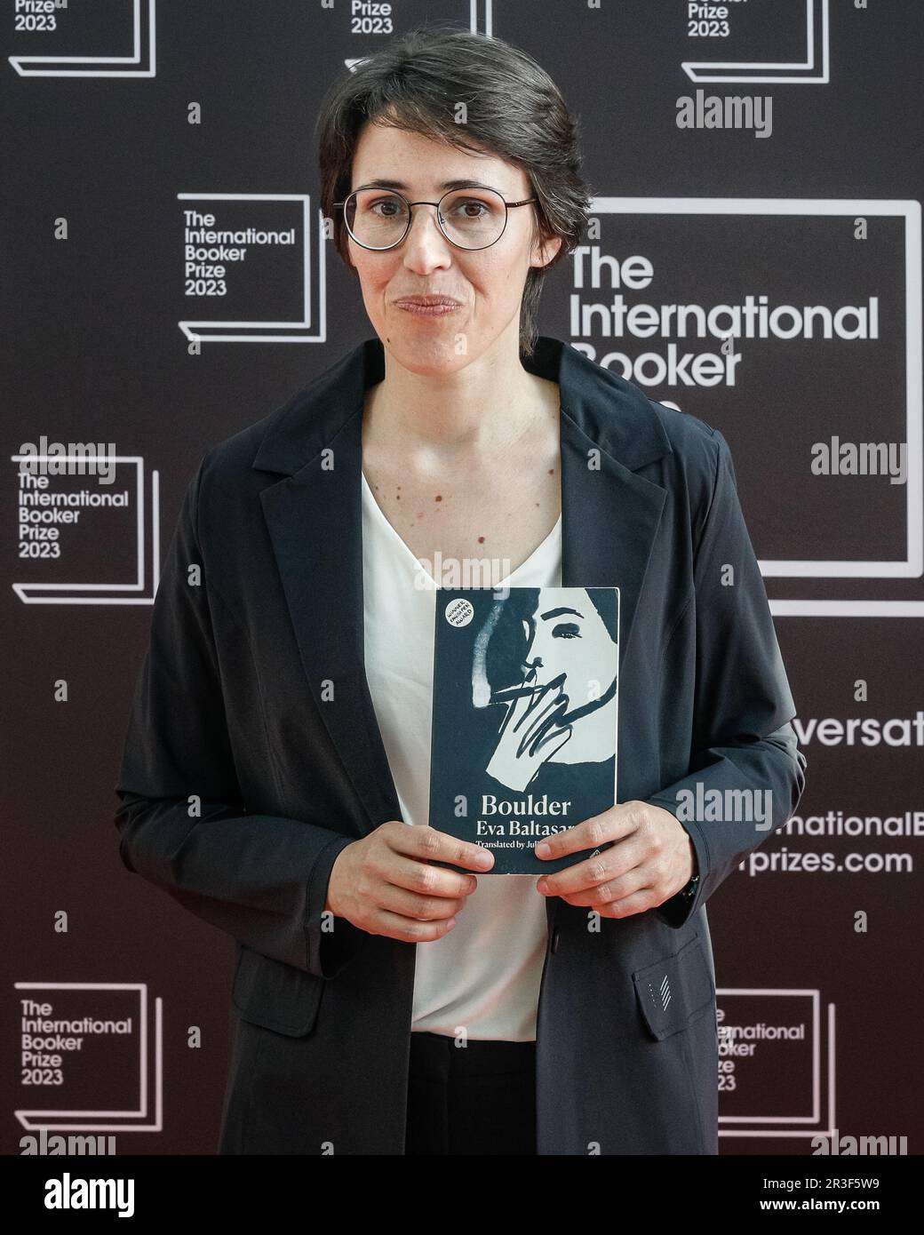 Londra, Regno Unito. 23rd maggio, 2023. Eva Baltasar, autrice di 'Boulder'. Autori, traduttori e giudici, nonché ospiti speciali, sul tappeto rosso per la cerimonia di annuncio dell'International Booker Prize 2023, tenutasi presso lo Sky Garden nella City di Londra. Credit: Imageplotter/EMPICS/Alamy Live News Foto Stock