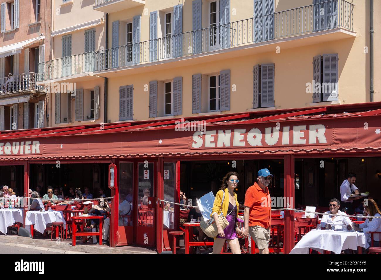 Senequier Cafe, sulla costa di St Tropez, al porto. Francia Foto Stock