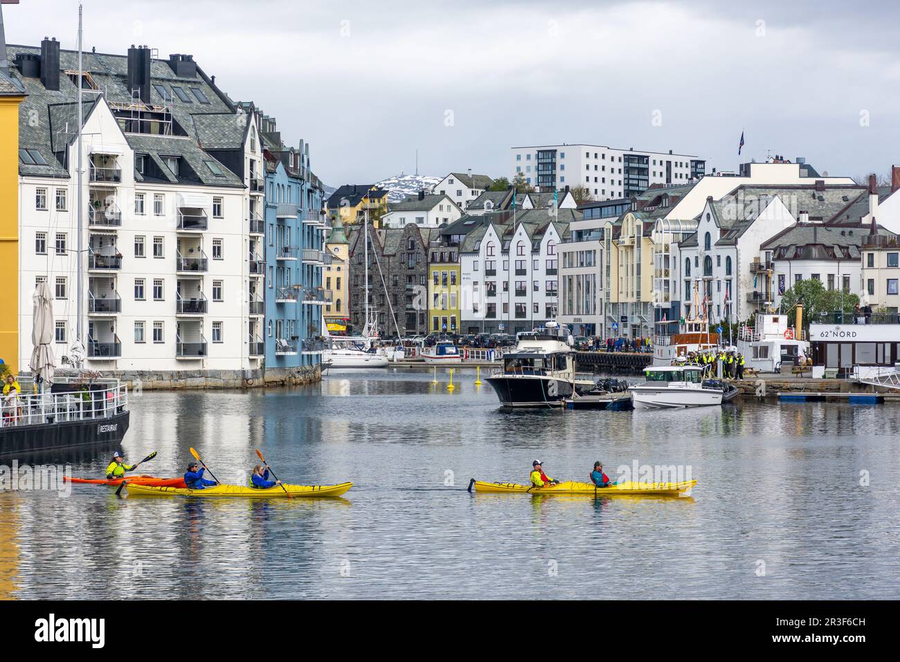 Kayak sul porto interno (Ålesundet), Ålesund, Møre og Romsdal, Norvegia Foto Stock