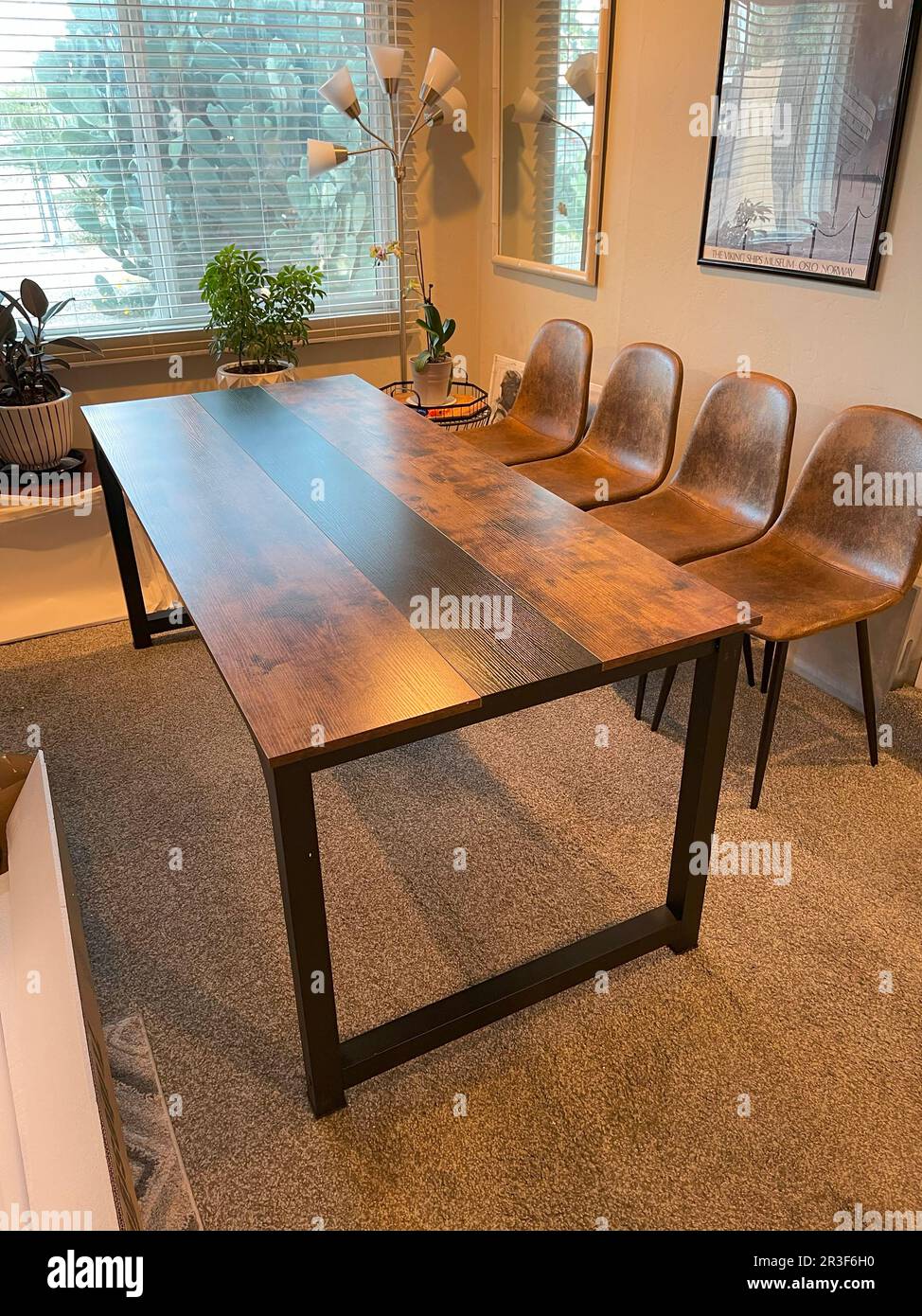 Nuovo tavolo da pranzo in una casa di famiglia Foto Stock