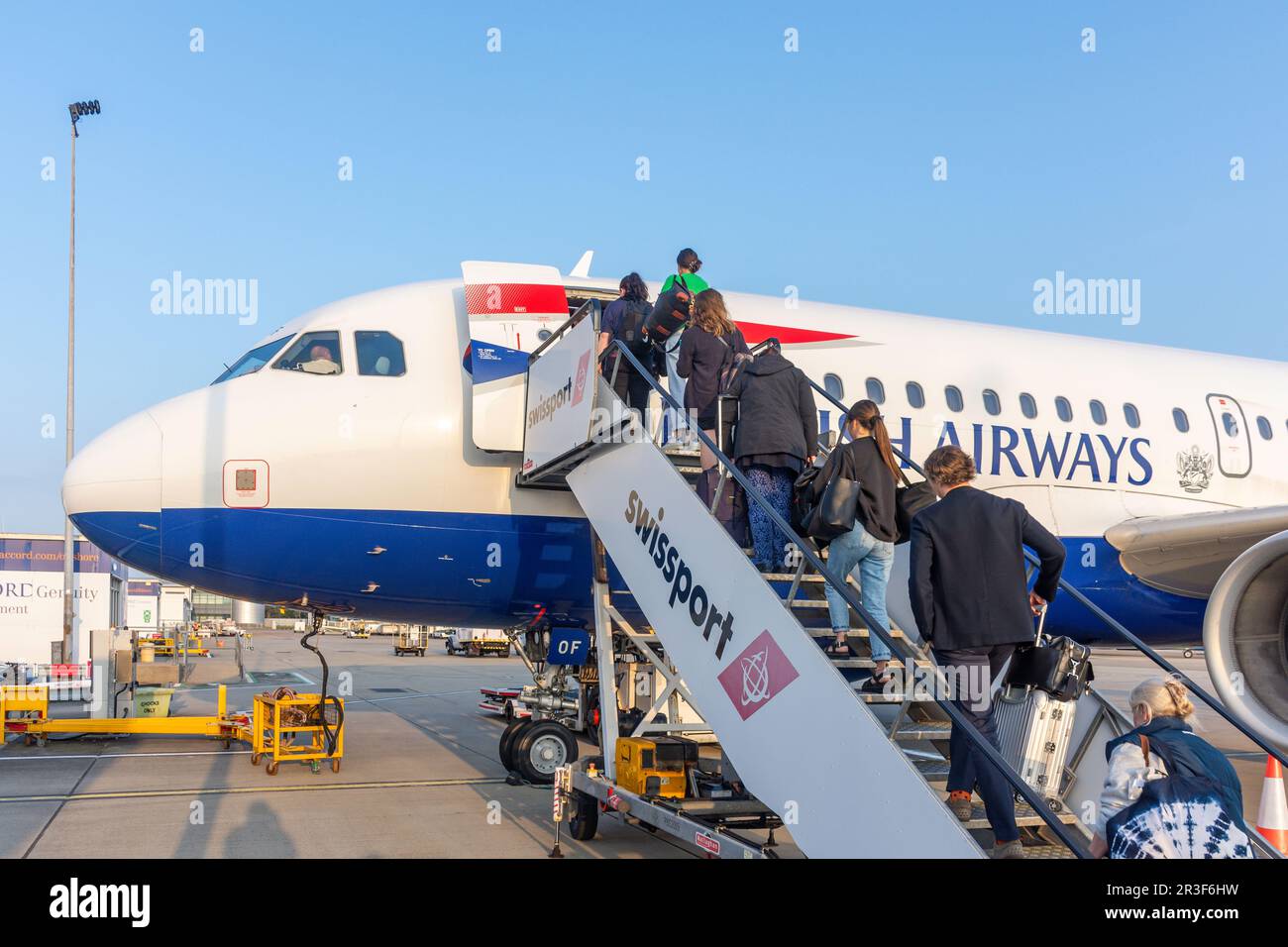 Passeggeri che salitano a bordo dell'Airbus A319 della British Airways presso l'aeroporto internazionale di Jersey, St Peter, Jersey, Channel Islands Foto Stock