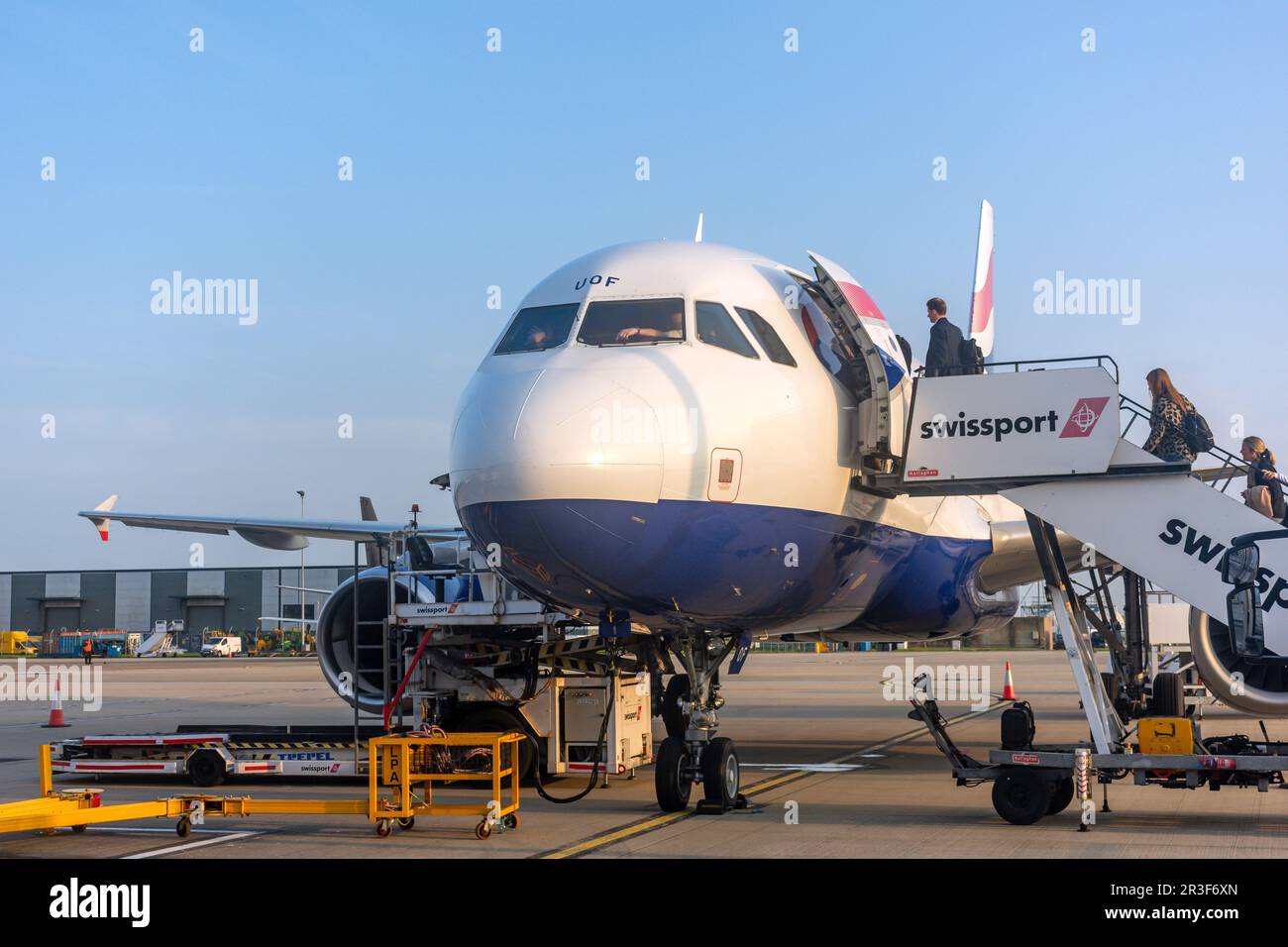 Passeggeri che salitano a bordo dell'Airbus A319 della British Airways presso l'aeroporto internazionale di Jersey, St Peter, Jersey, Channel Islands Foto Stock