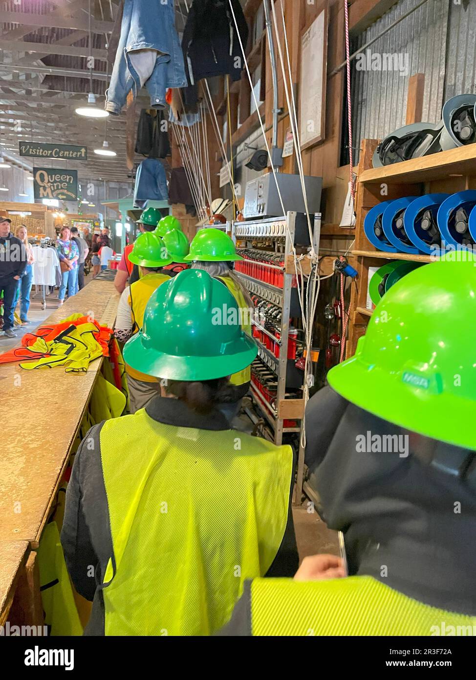 Le persone che raccolgono i loro indumenti di sicurezza prima di scendere nella miniera Copper Queen Mine a Bisbee, Arizona Foto Stock