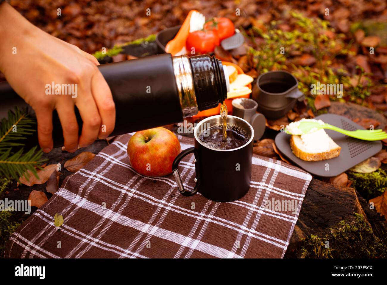 Kit da campeggio per spuntini e bevande a base di tè o caffè. Foto Stock