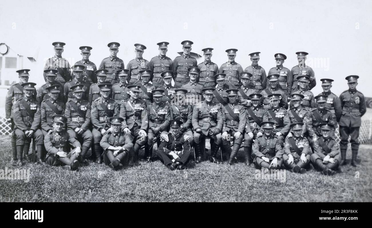 Territory Soldiers of Royal Engineers (Sherwood Foresters) Anti-Aircraft Battalion che indossa le loro medaglie in occasione dell'incoronazione di re Giorgio vi nel 1937. Alcuni hanno medaglie di galanteria come la Military Cross e la Military Medal. Foto Stock