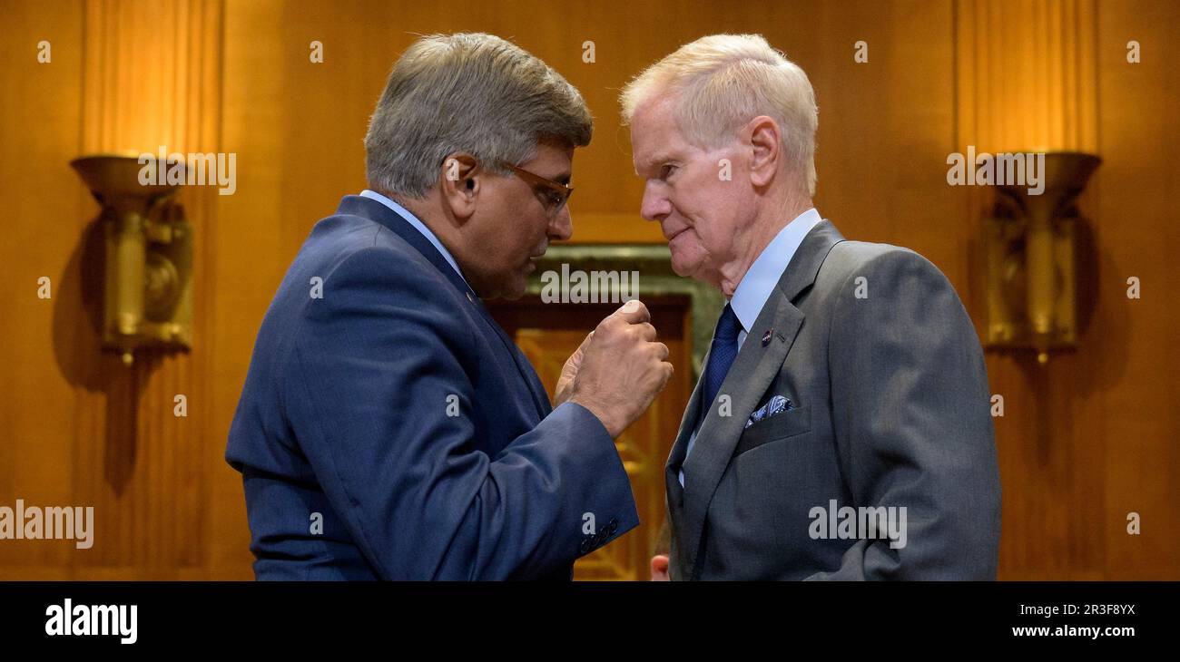 Washington, Stati Uniti d'America. 18th Apr, 2023. Washington, Stati Uniti d'America. 18 aprile 2023. L’amministratore della NASA Bill Nelson, a destra, e il direttore della National Science Foundation, Sethuraman Panchanathan, a sinistra, parlano privatamente alla conclusione il sottocomitato del Senato per il commercio, la giustizia, la scienza e le agenzie correlate durante l’audizione sul bilancio dell’esercizio finanziario 2024, presso il Dirksen Senate Office Building, il 18 aprile 2023, a Washington, DC Credit: Bill Ingalls/NASA/Alamy Live News Foto Stock