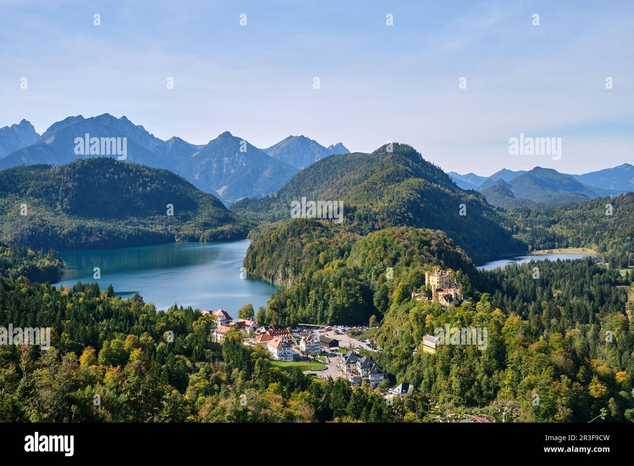 Le Alpi bavaresi con il Castello di Hohenschwangau e l'Alpsee Foto Stock