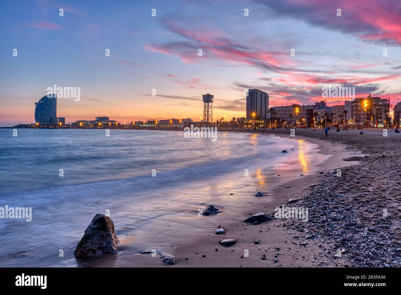 La spiaggia di Barcellona in Spagna durante un bellissimo tramonto Foto Stock