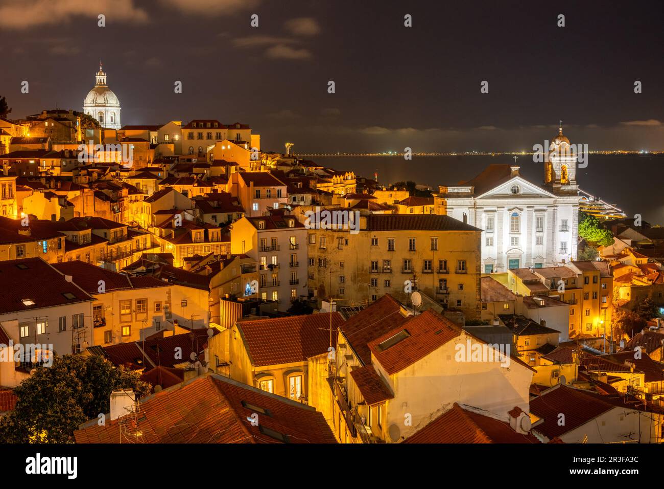 Vista dello storico quartiere di Alfama a Lisbona, Portogallo, di notte Foto Stock