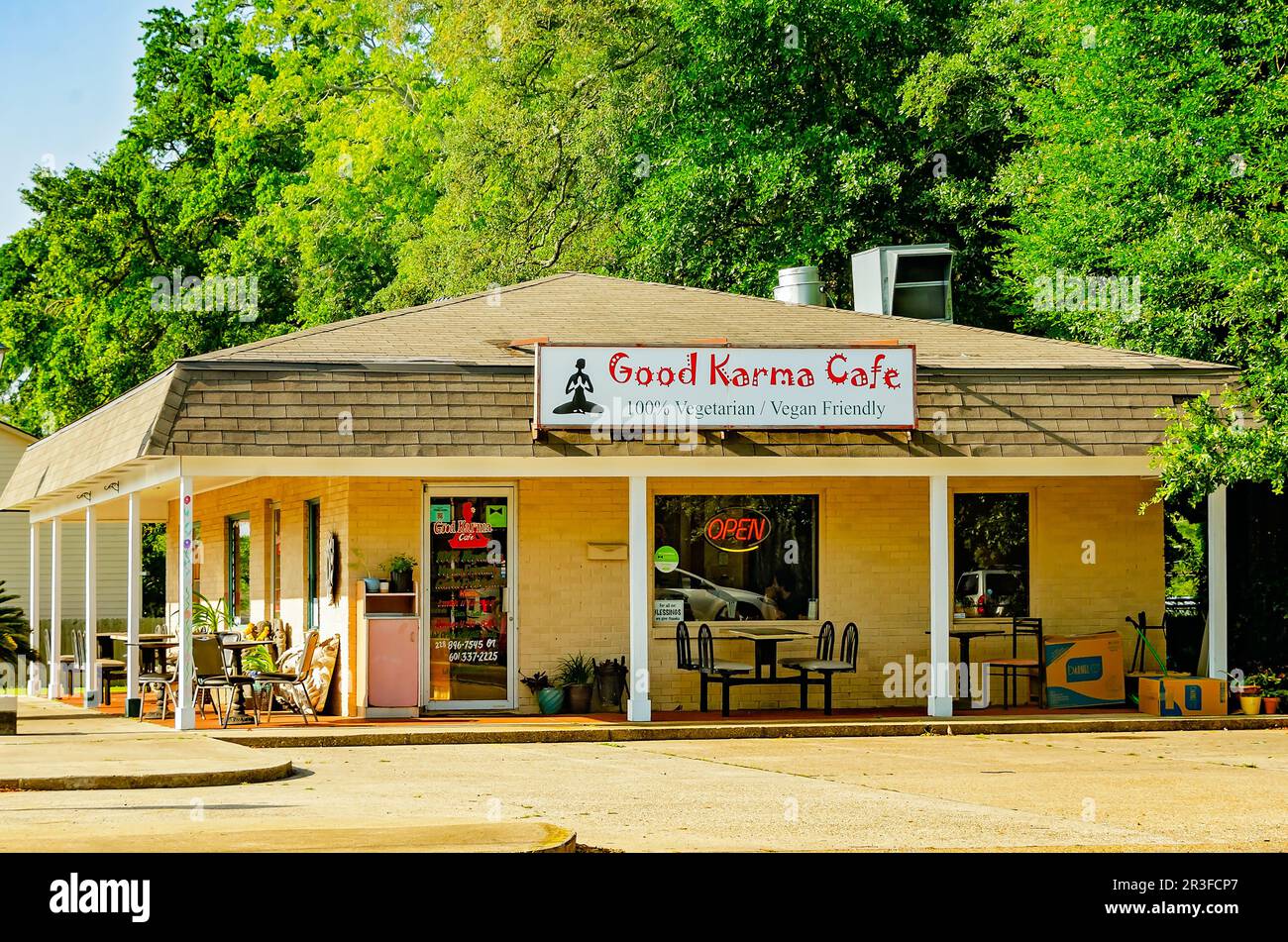 Good Karma Cafe, un ristorante vegetariano e vegano, è illustrato, 13 maggio 2023, a Gulfport, Mississippi. Il ristorante ha aperto nel 2007. Foto Stock