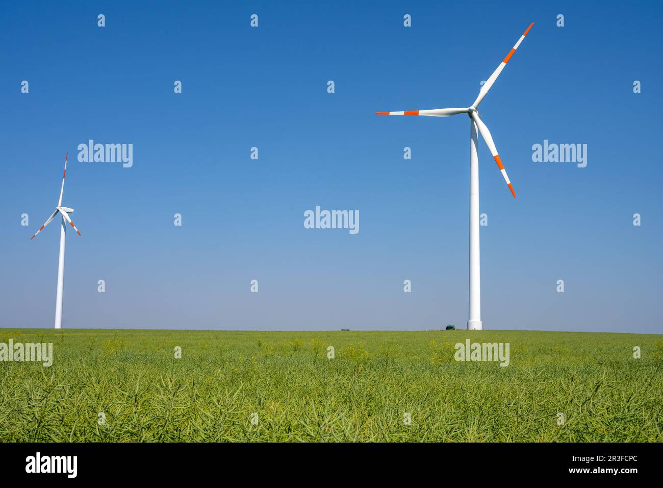 Campo agricolo con turbine eoliche visto in Germania Foto Stock