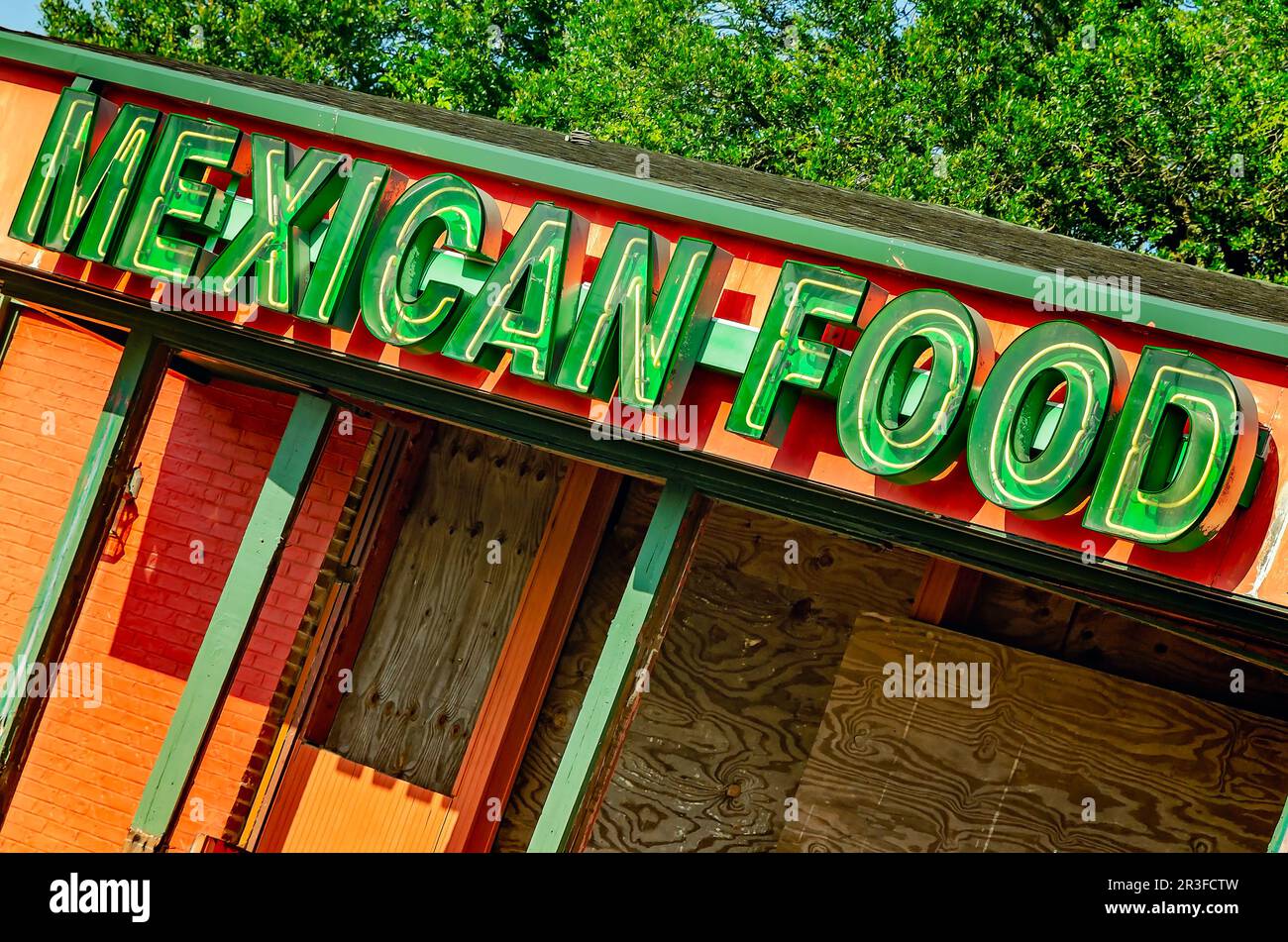 Un cartello di cibo messicano è appeso ad un ristorante abbandonato, il 13 maggio 2023, a Gulfport, Mississippi. Foto Stock