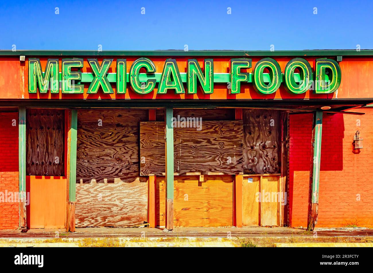 Un cartello di cibo messicano è appeso ad un ristorante abbandonato, il 13 maggio 2023, a Gulfport, Mississippi. Foto Stock