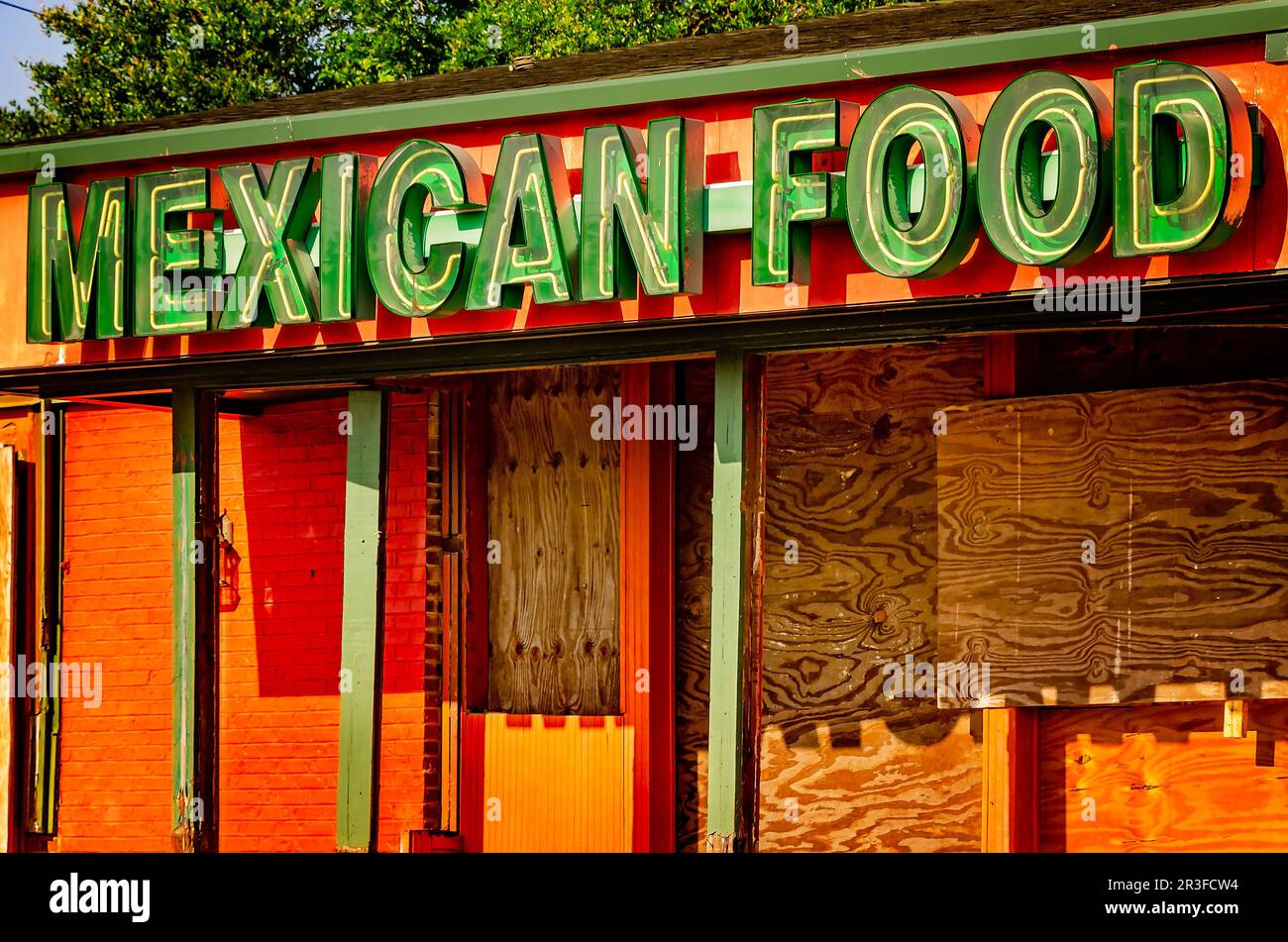 Un cartello di cibo messicano è appeso ad un ristorante abbandonato, il 13 maggio 2023, a Gulfport, Mississippi. Foto Stock
