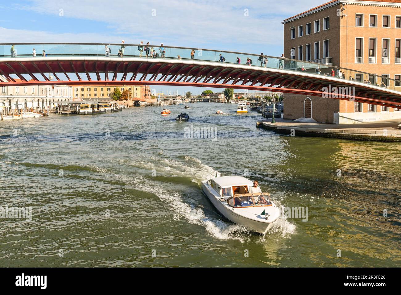 Vista sul Canal Grande con il moderno Ponte della Costituzione di Calatrava (2008) e barche in estate, Venezia, Veneto, Italia Foto Stock