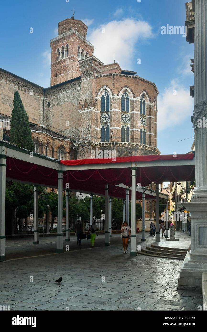 Vista della Basilica di Santa Maria gloriosa dei Frari da piazza campo San Rocco decorata con un baldacchino rosso per la festa del santo, Venezia Foto Stock