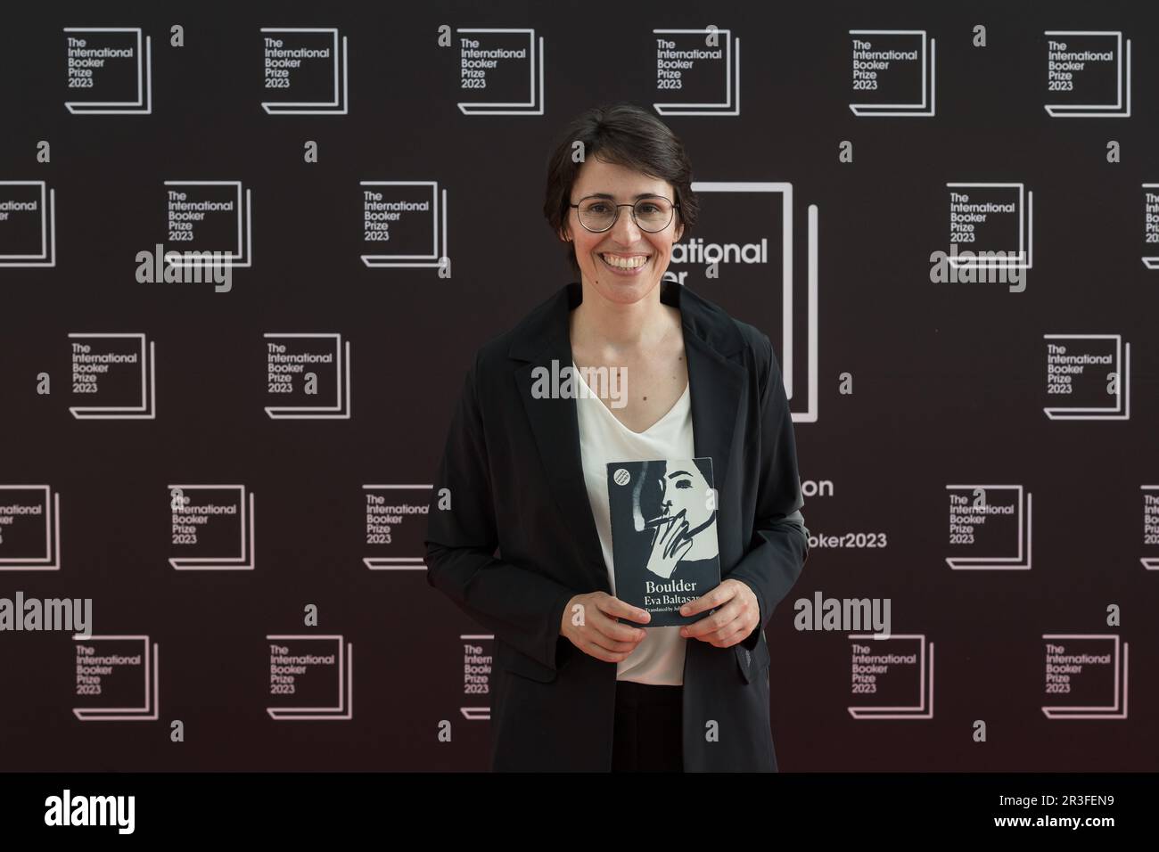 Londra, Regno Unito. 23rd maggio, 2023. LONDRA, REGNO UNITO - 23 MAGGIO 2023: La scrittrice catalana Eva Baltasar, autrice di Boulder, partecipa alla cerimonia ufficiale dei vincitori dell'International Booker Prize 2023 presso lo Sky Garden di Londra, Regno Unito, il 23 maggio 2023. L'International Booker Prize viene assegnato ogni anno per la migliore opera di narrativa di tutto il mondo, tradotta in inglese e pubblicata nel Regno Unito e in Irlanda. (Foto di Wiktor Szymanowicz/NurPhoto) Credit: NurPhoto SRL/Alamy Live News Foto Stock