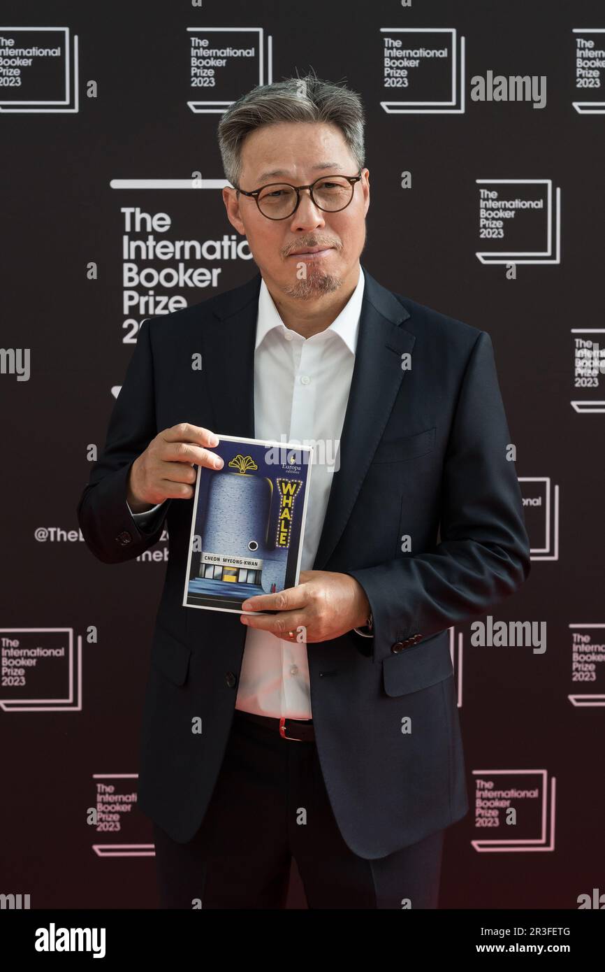 Londra, Regno Unito. 23rd maggio, 2023. LONDRA, REGNO UNITO - 23 MAGGIO 2023: Lo scrittore sudcoreano Cheon Myeong-kwan, autore di ‘Whale’, partecipa alla cerimonia ufficiale dei vincitori del Premio Internazionale Booker 2023 allo Sky Garden di Londra, Regno Unito, il 23 maggio 2023. L'International Booker Prize viene assegnato ogni anno per la migliore opera di narrativa di tutto il mondo, tradotta in inglese e pubblicata nel Regno Unito e in Irlanda. (Foto di Wiktor Szymanowicz/NurPhoto) Credit: NurPhoto SRL/Alamy Live News Foto Stock