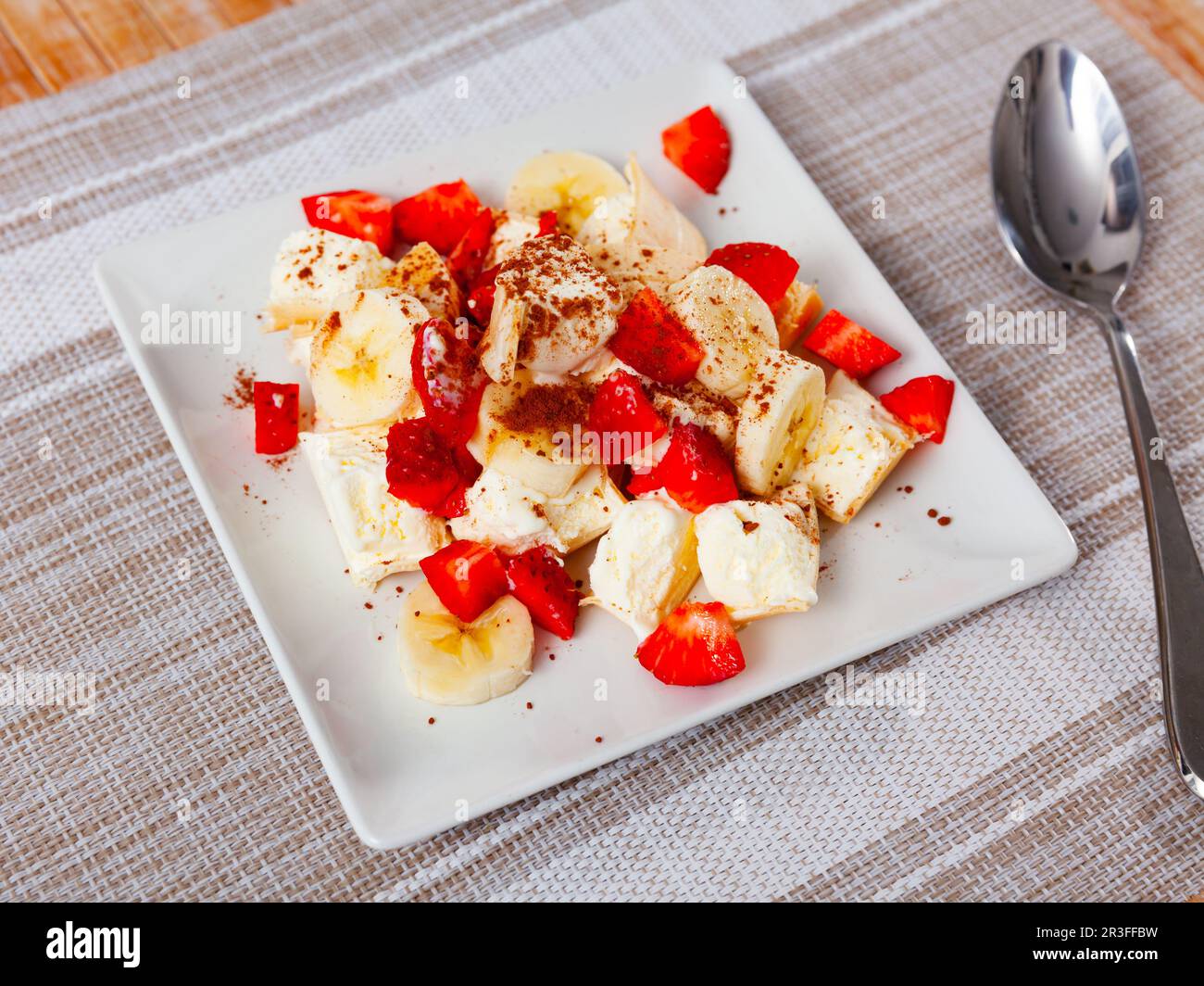Porzione di gelato con fragole e banane a fette Foto Stock