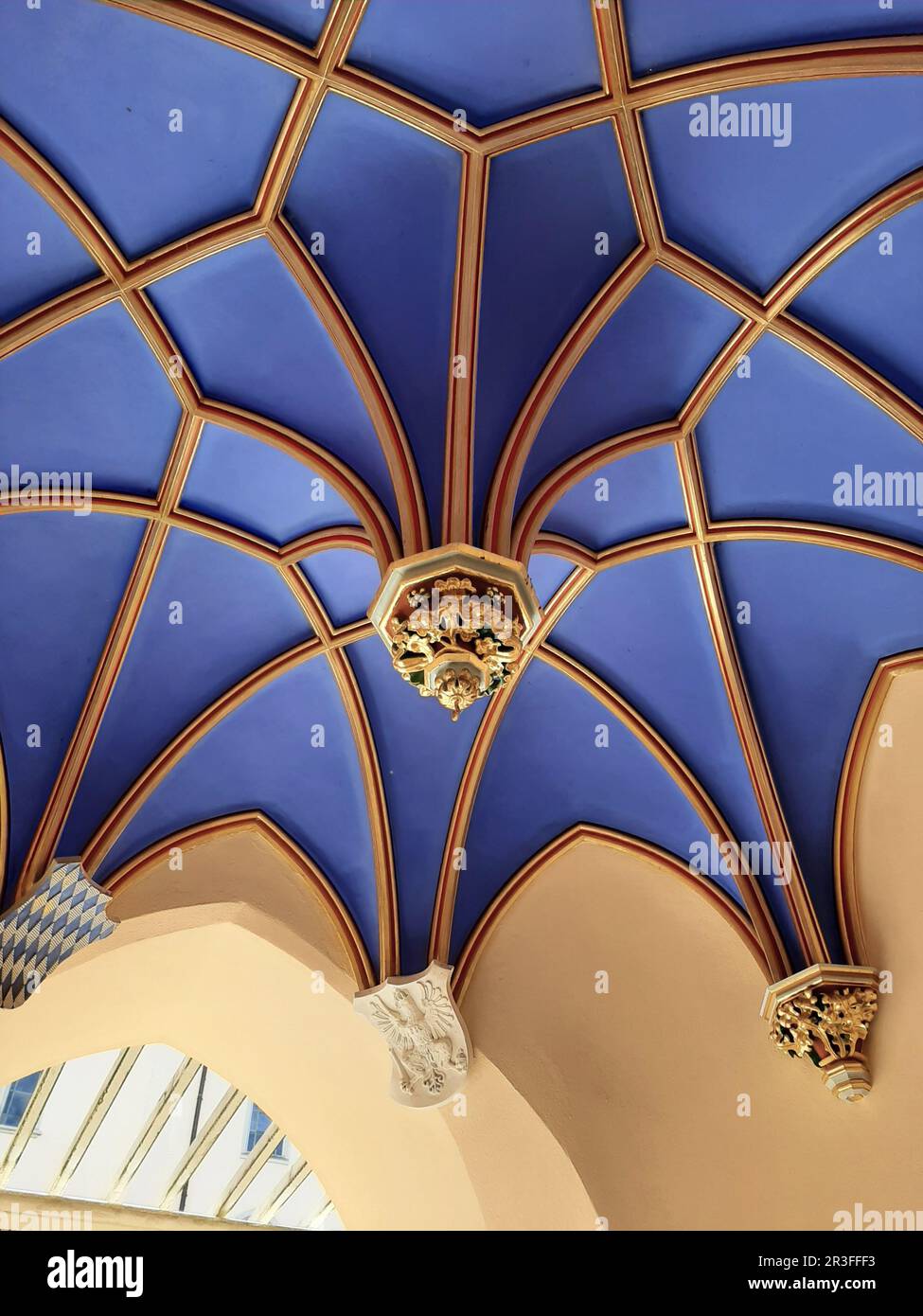 Bel tetto a cupola blu e oro al castello di Stolzenfels sul fiume Reno, Germania. Foto Stock