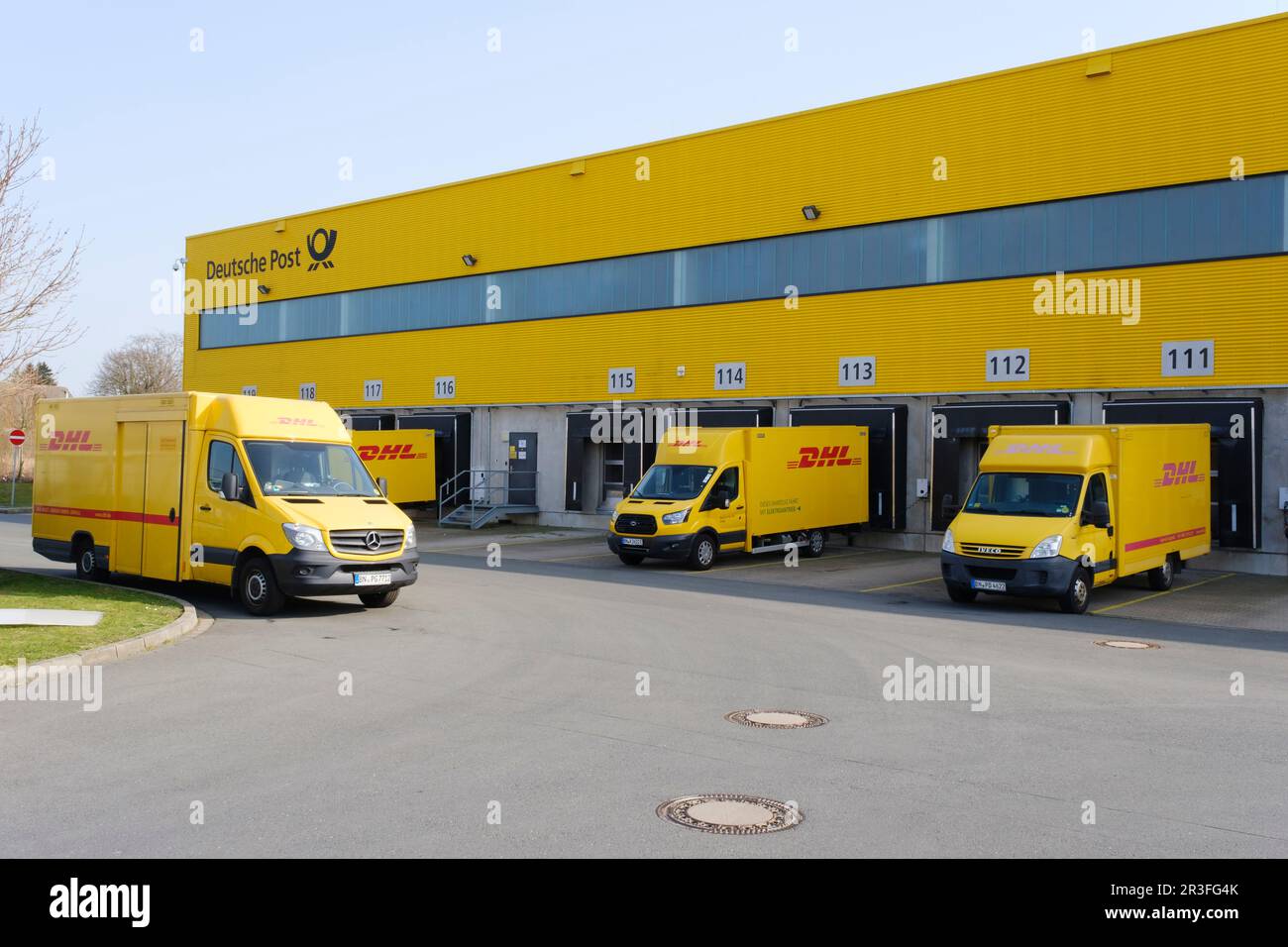 Bruder Bworld Negozio Pacchi DHL - Set Gioco Con Accessori E Dipendenti