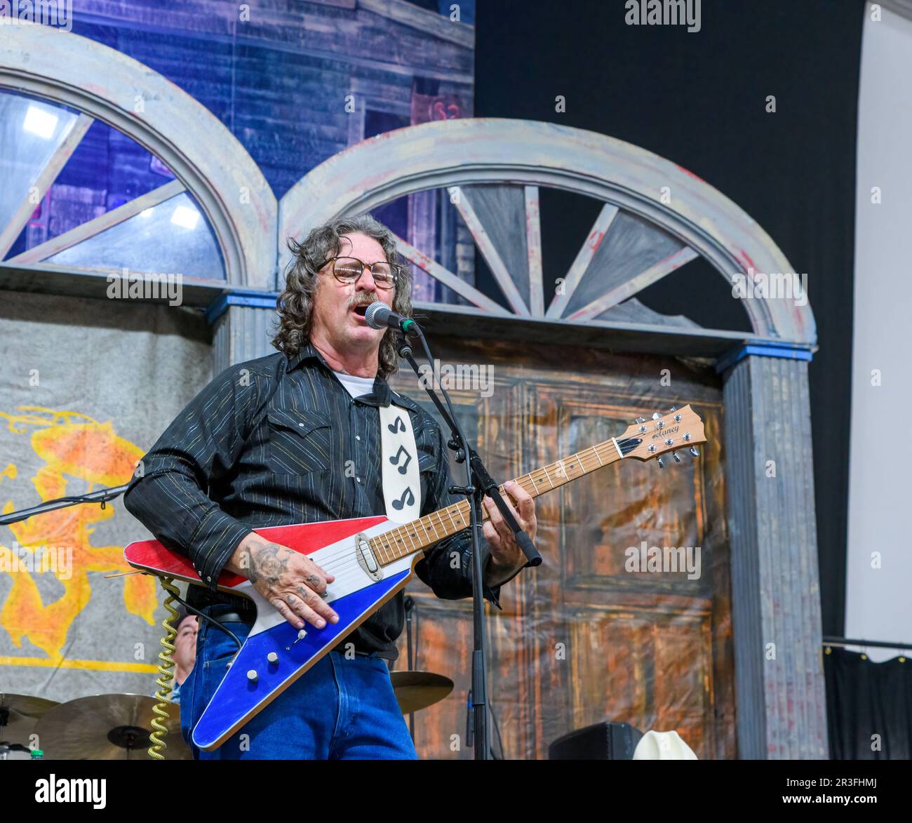 NEW ORLEANS, LA, USA - Eric Lindell canta e suona una chitarra rossa, bianca e blu al New Orleans Jazz and Heritage Festival Foto Stock