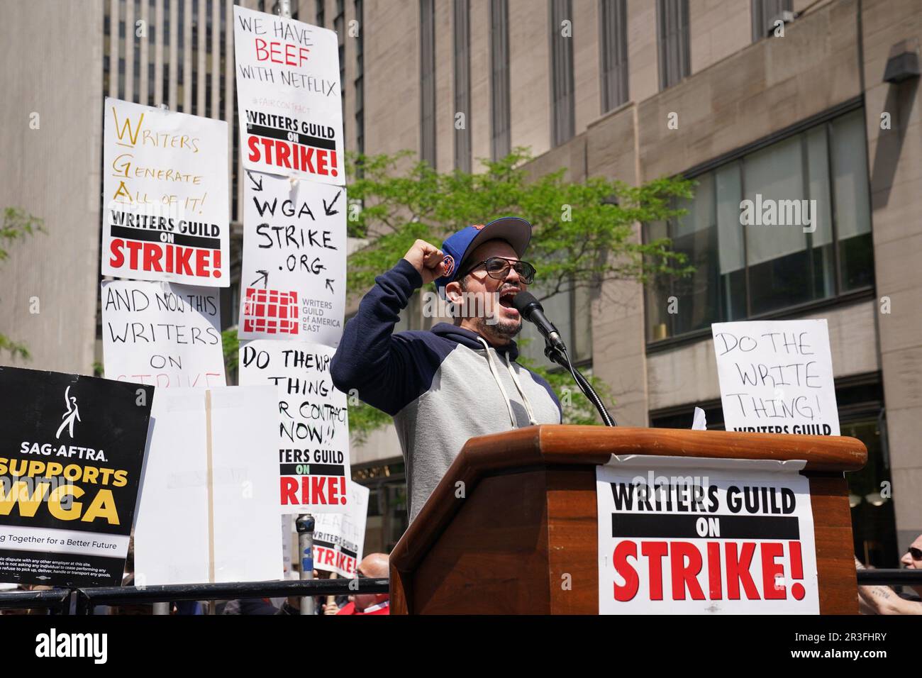 New York, NY, Stati Uniti. 23rd maggio, 2023. John Leguizamo in presenza agli uffici della Writers Guild of America WGA Rally at the Rock, NBCUniversal a 30 Rock, New York, NY 23 maggio 2023. Credit: Kristin Callahan/Everett Collection/Alamy Live News Foto Stock