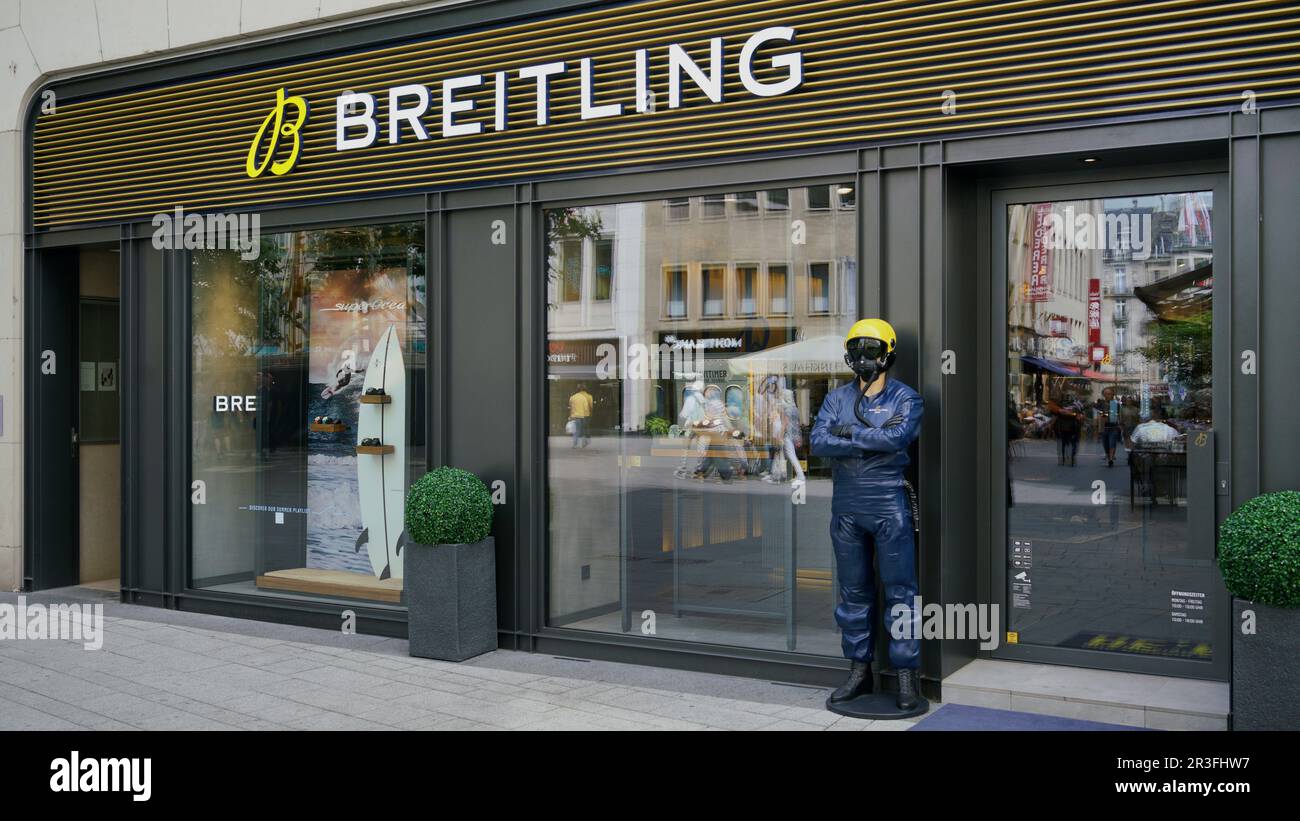 Davanti al negozio Breitling, produttore di orologi di lusso, a Colonia, in Germania, con un pilota di jet fighter a manichino che protegge l'ingresso anteriore del negozio. Foto Stock