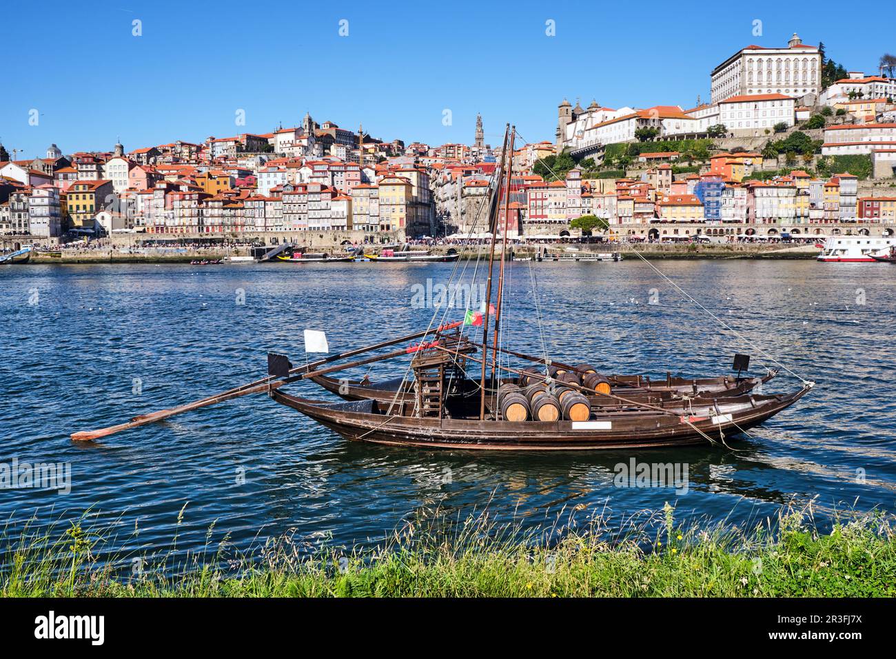 Porto e il fiume Douro con due delle tradizionali barche rabelo Foto Stock