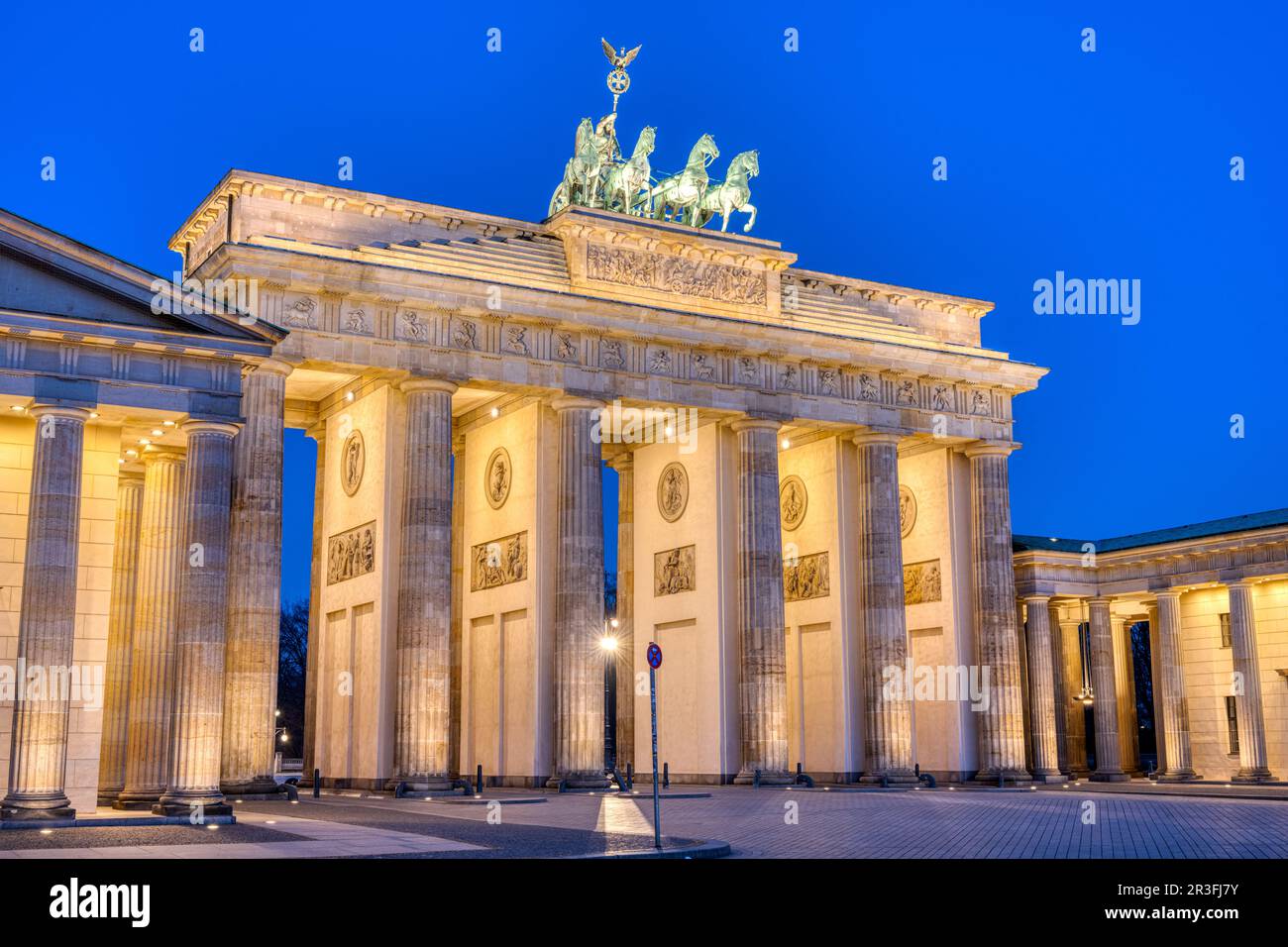 La famosa porta di Brandeburgo illuminata a Berlino durante l'ora blu Foto Stock