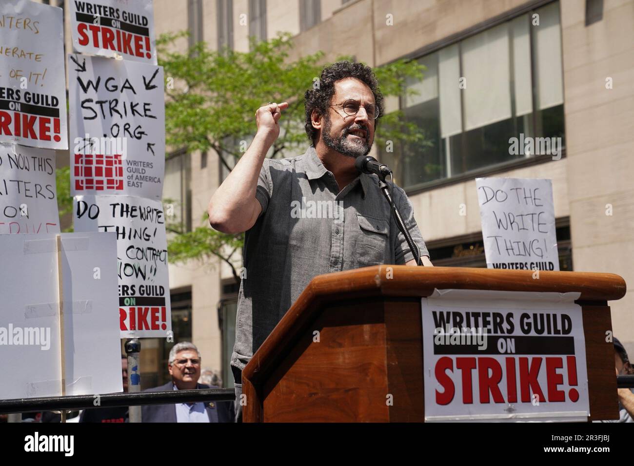 New York, NY, Stati Uniti. 23rd maggio, 2023. Tony Kushner in presenza agli uffici della Writers Guild of America WGA Rally at the Rock, NBCUniversal a 30 Rock, New York, NY 23 maggio 2023. Credit: Kristin Callahan/Everett Collection/Alamy Live News Foto Stock