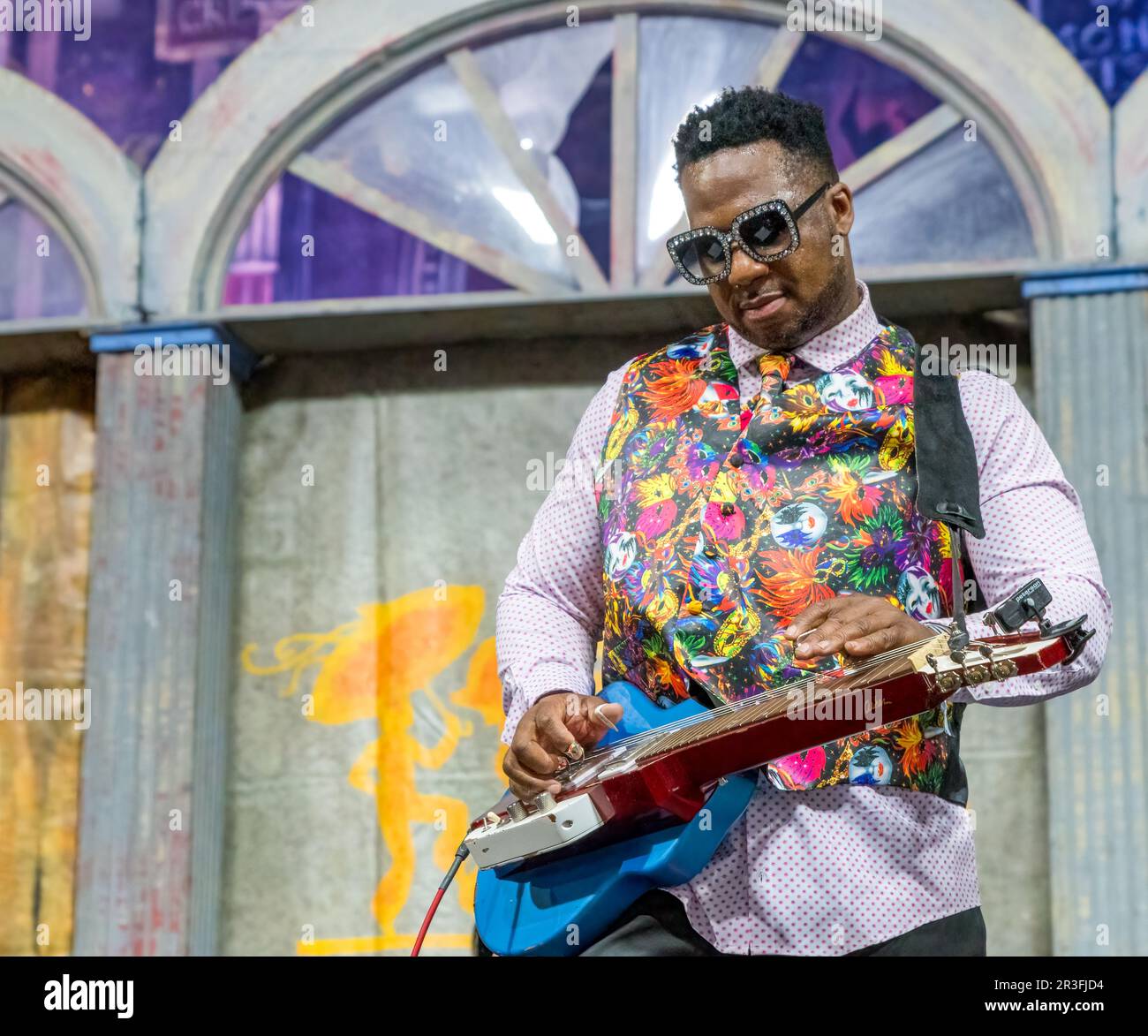 NEW ORLEANS, LA, USA - 6 MAGGIO 2023: Robert Randolph solos sulla sua chitarra in acciaio al Blues Tent al New Orleans Jazz and Heritage Festival Foto Stock