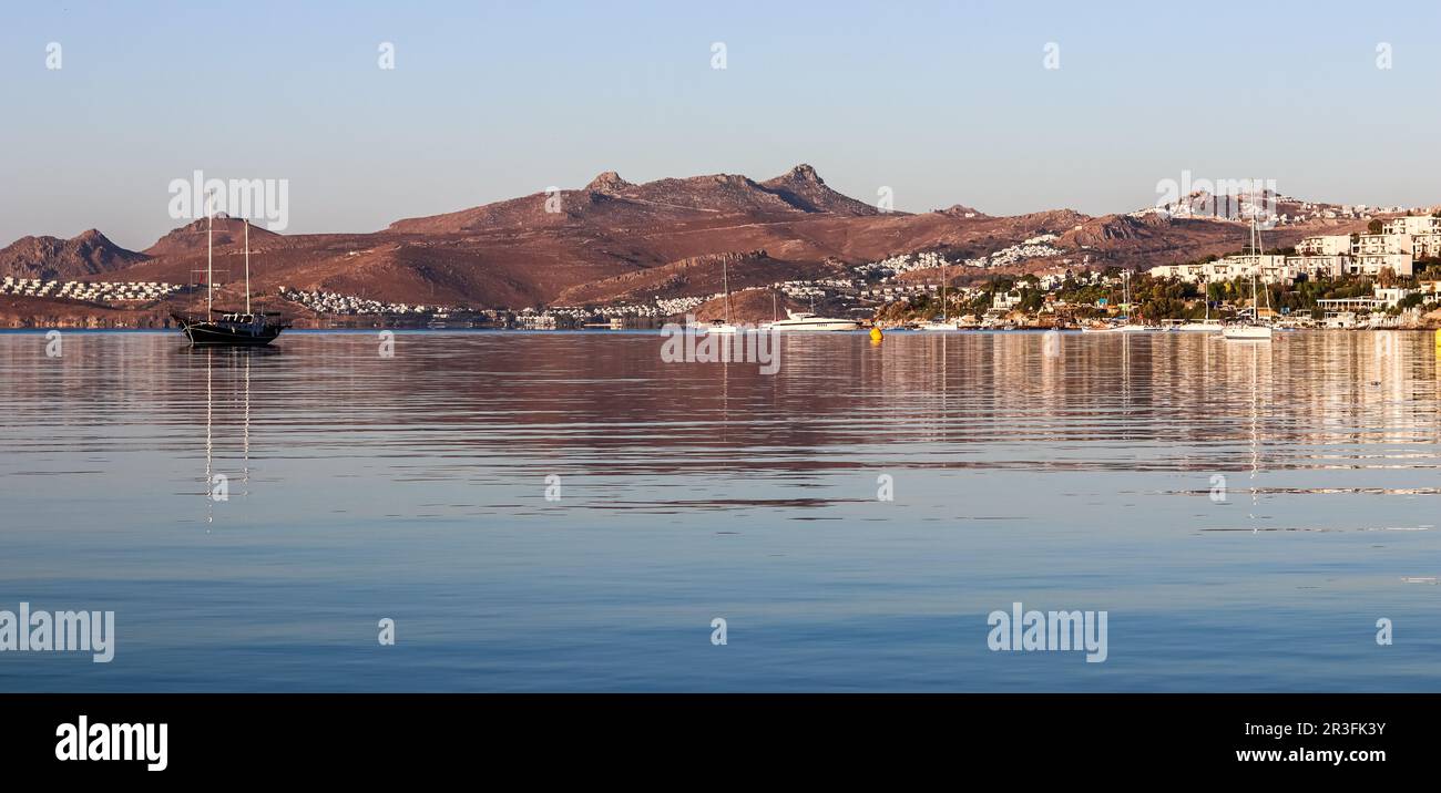 Mare blu, isole e barche sulla costa dell'Egeo. Vacanza estiva e concetto di natura costiera Foto Stock